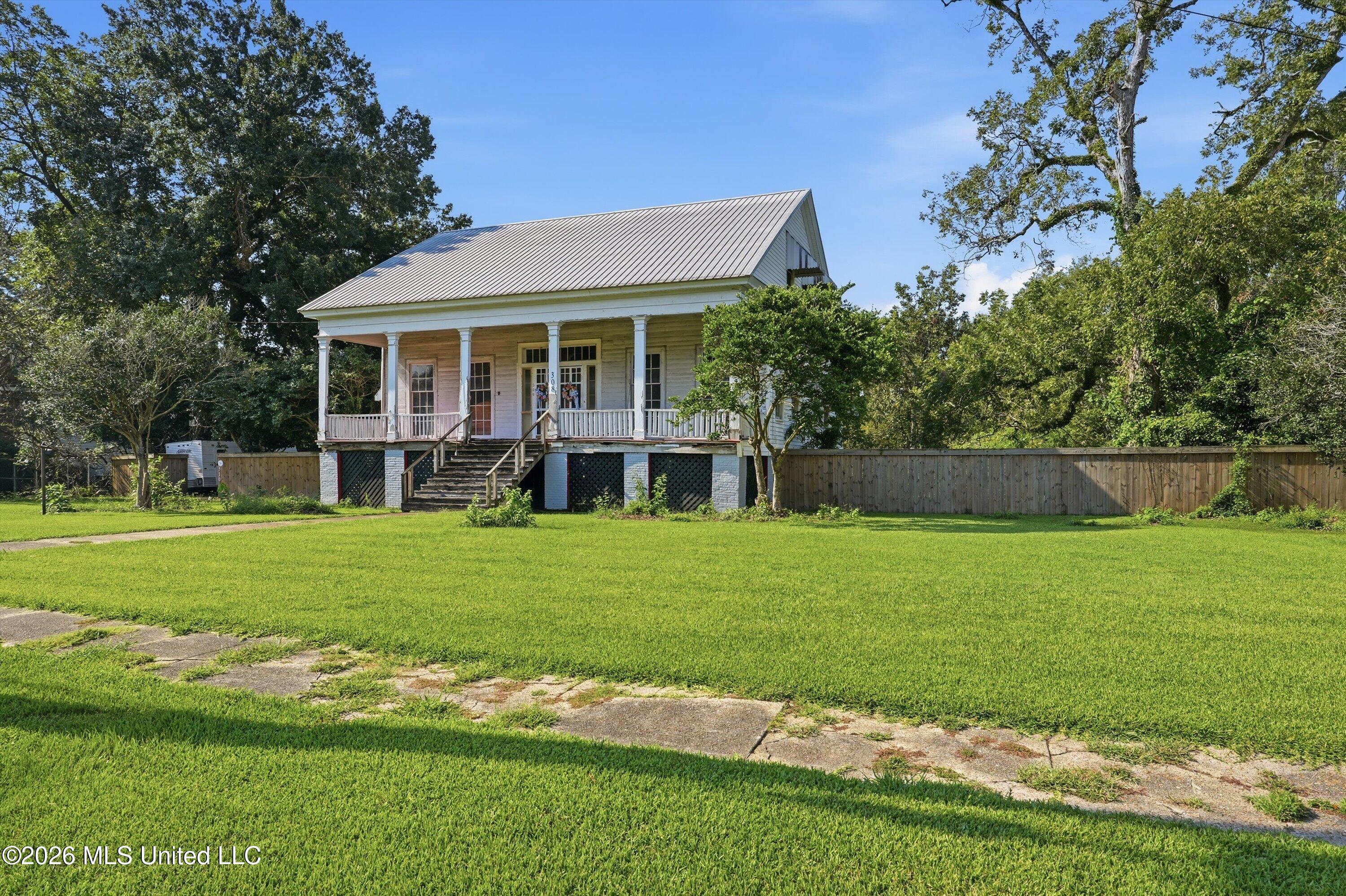 308 E Marion Avenue Property Photo 3