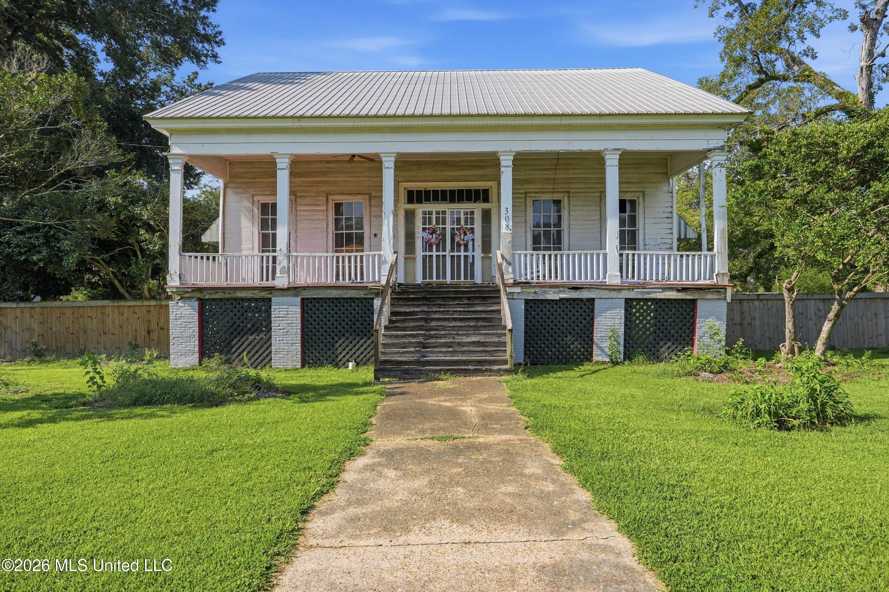 308 E Marion Avenue Property Photo 4
