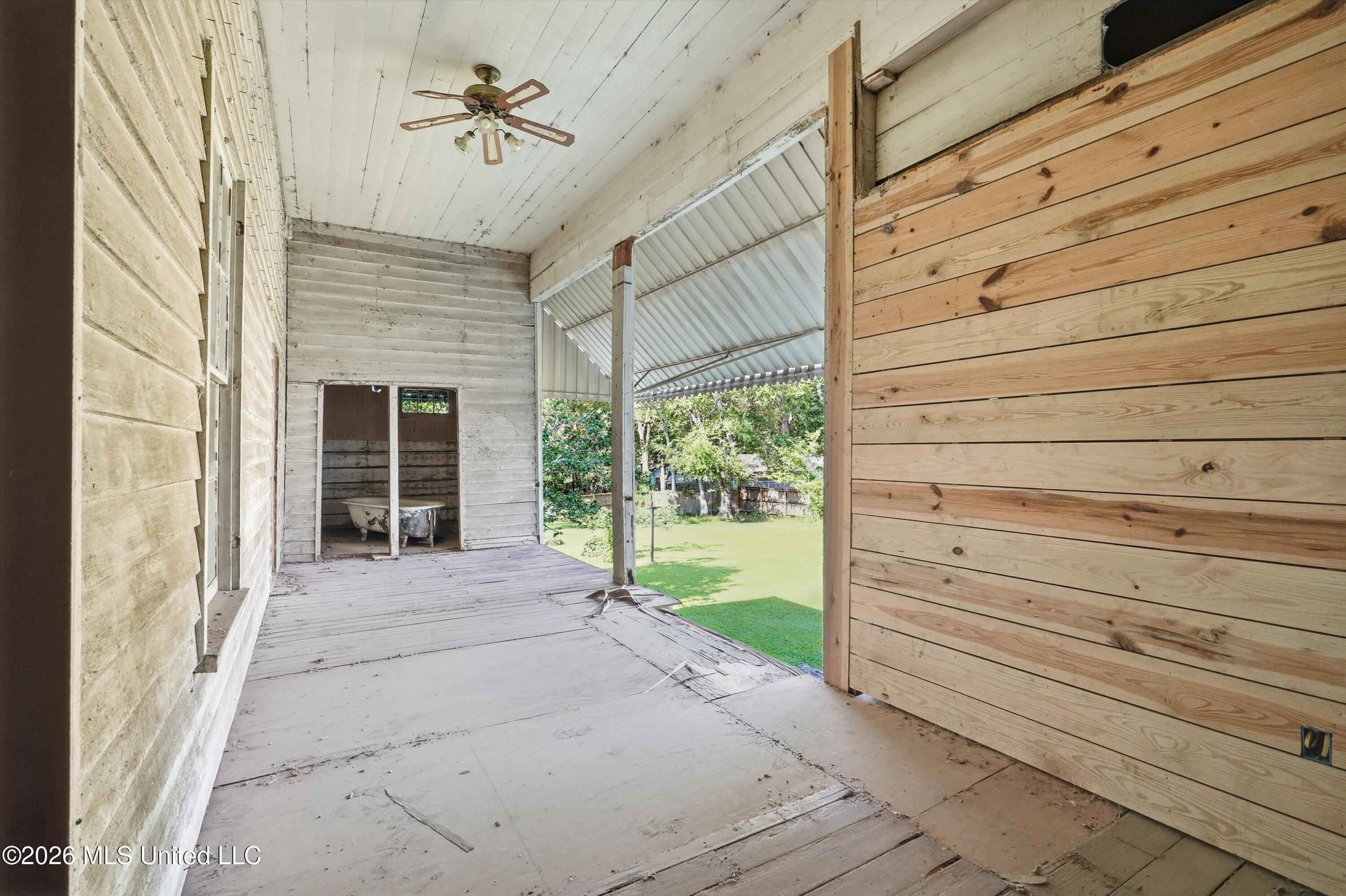 308 E Marion Avenue Property Photo 12