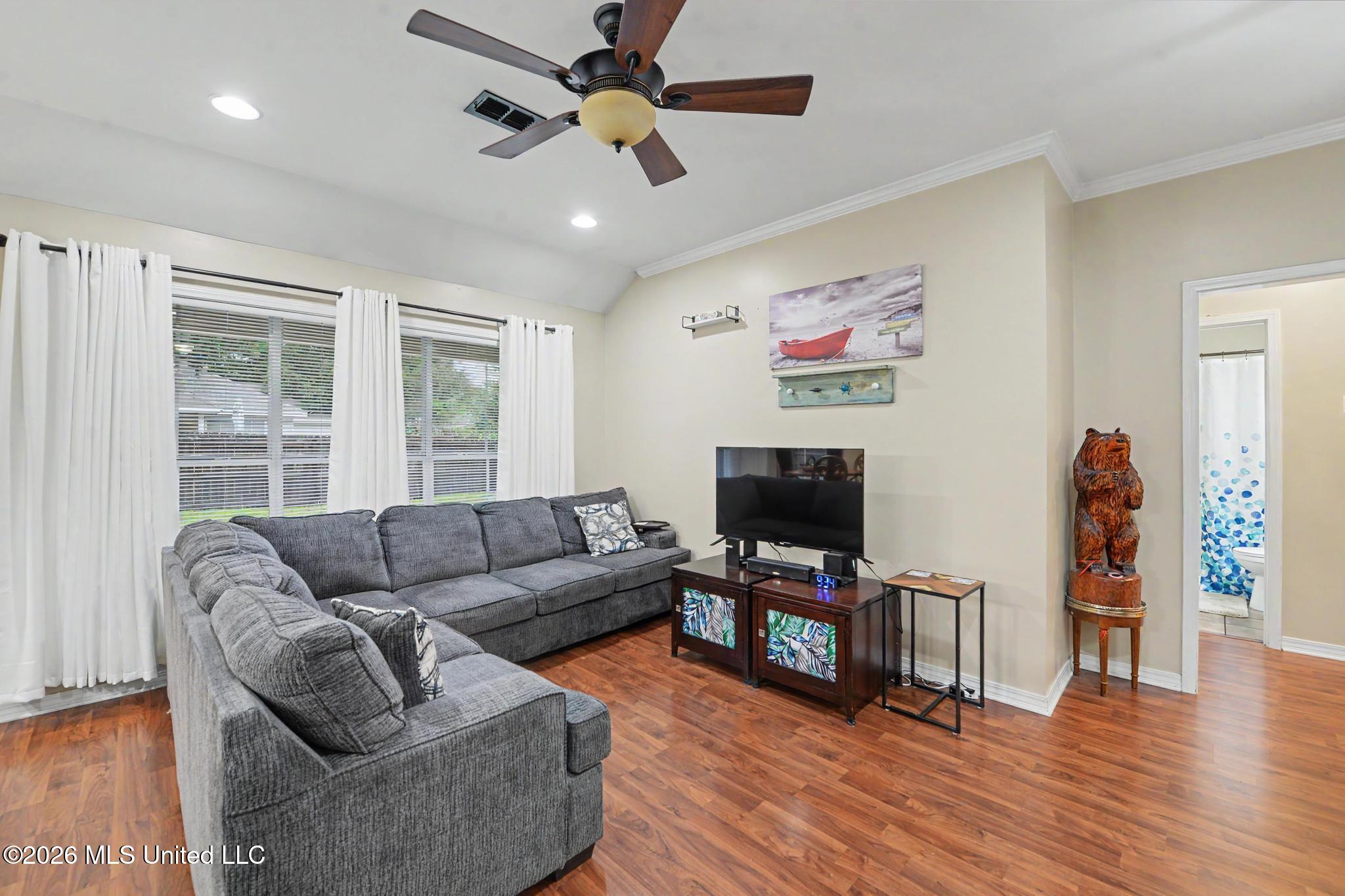 104 Hawthorne Drive Property Photo 3