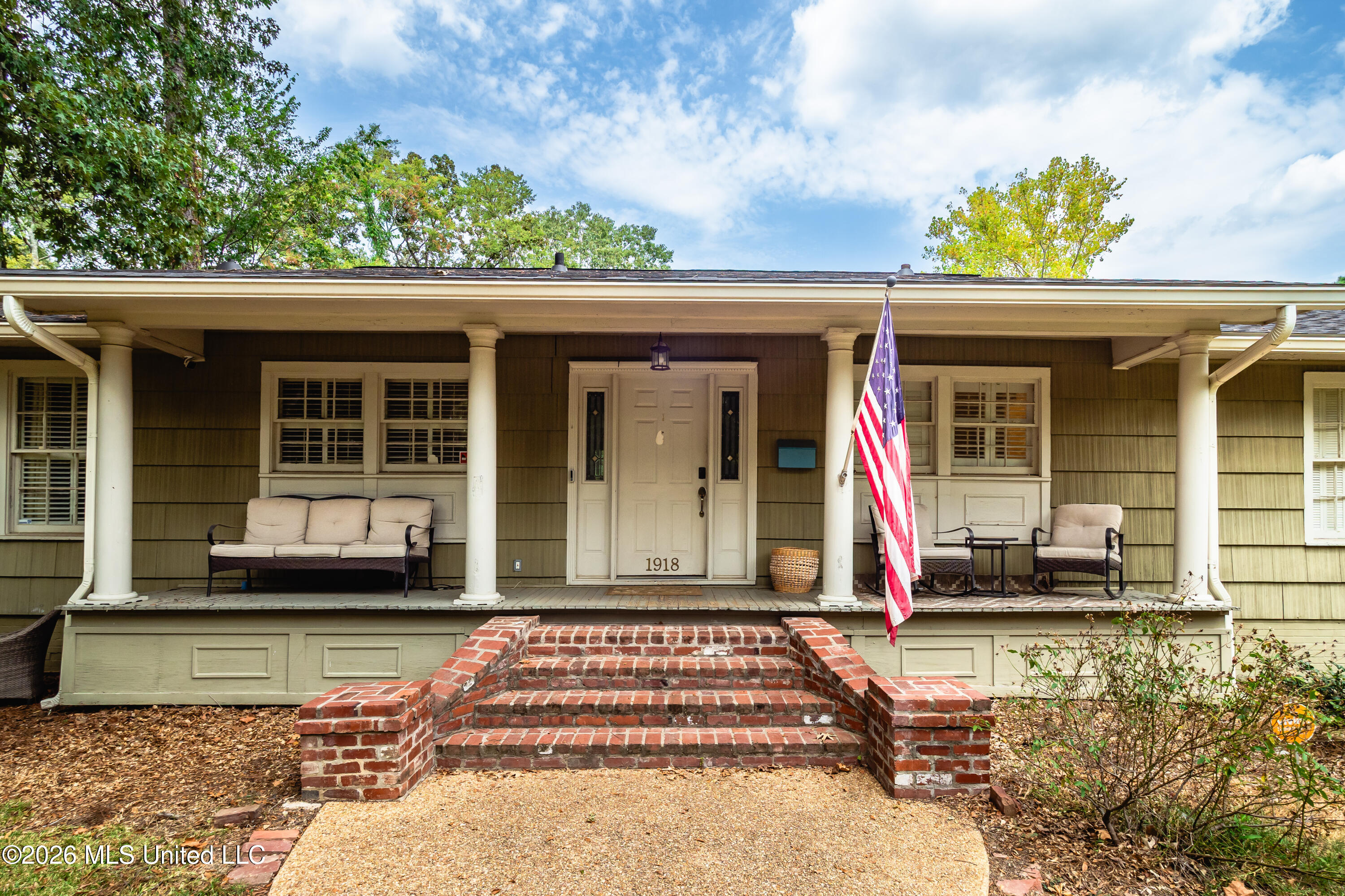 1918 Bellewood Drive Property Photo 2
