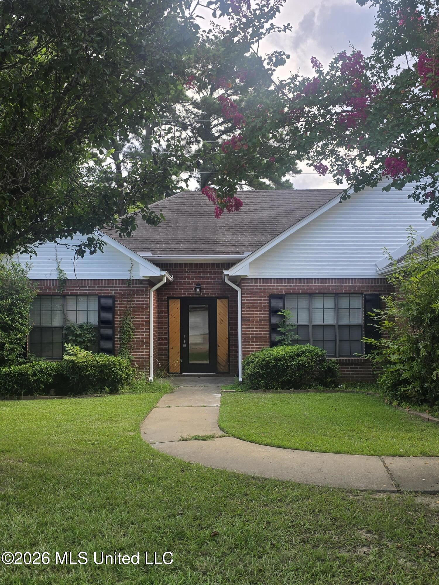 212 Village Circle Property Photo 1
