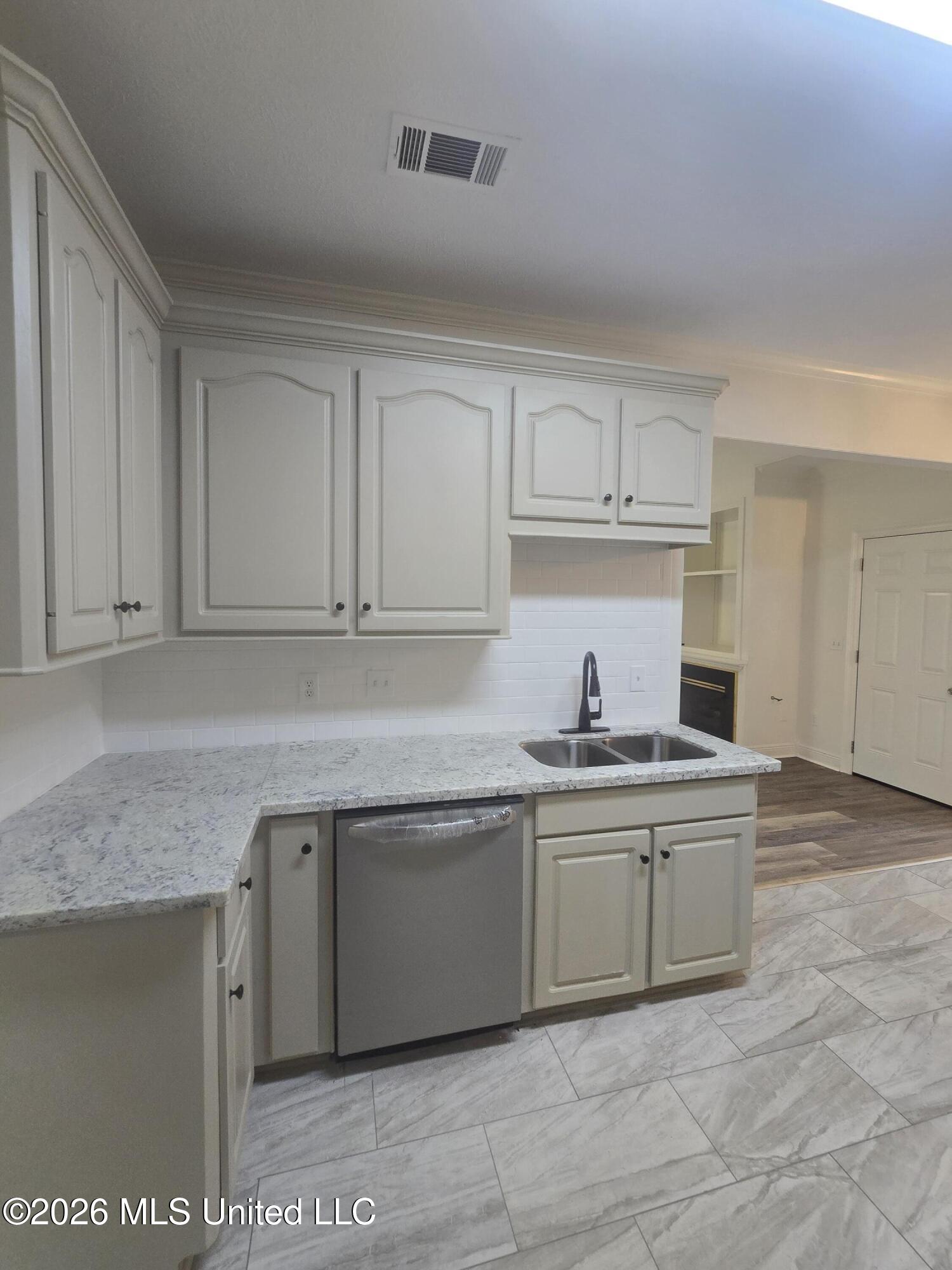 212 Village Circle Property Photo 8