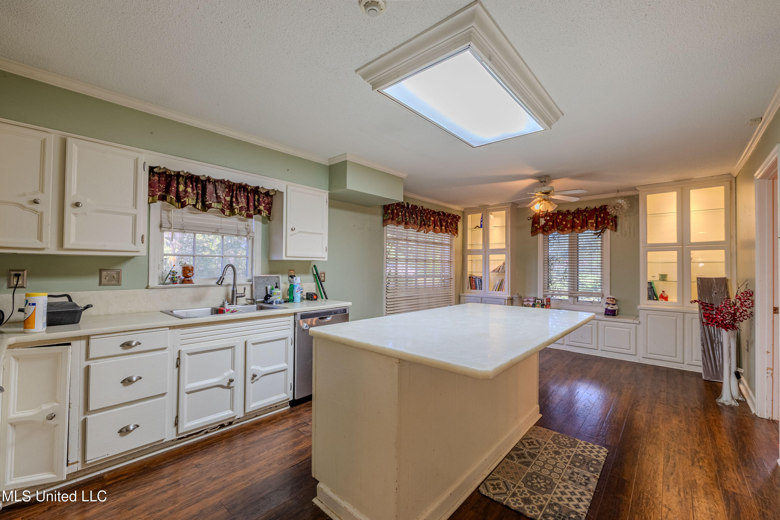 1411 Memorial Drive Property Photo 8