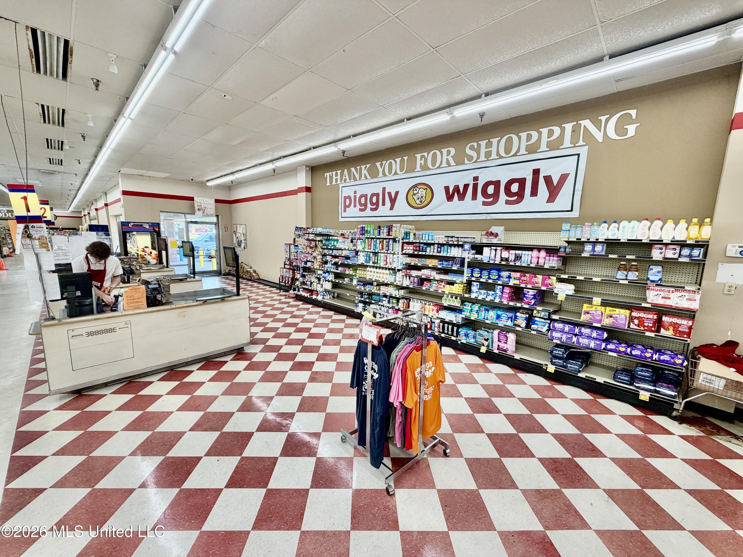 650 N Oak Avenue Property Photo 2