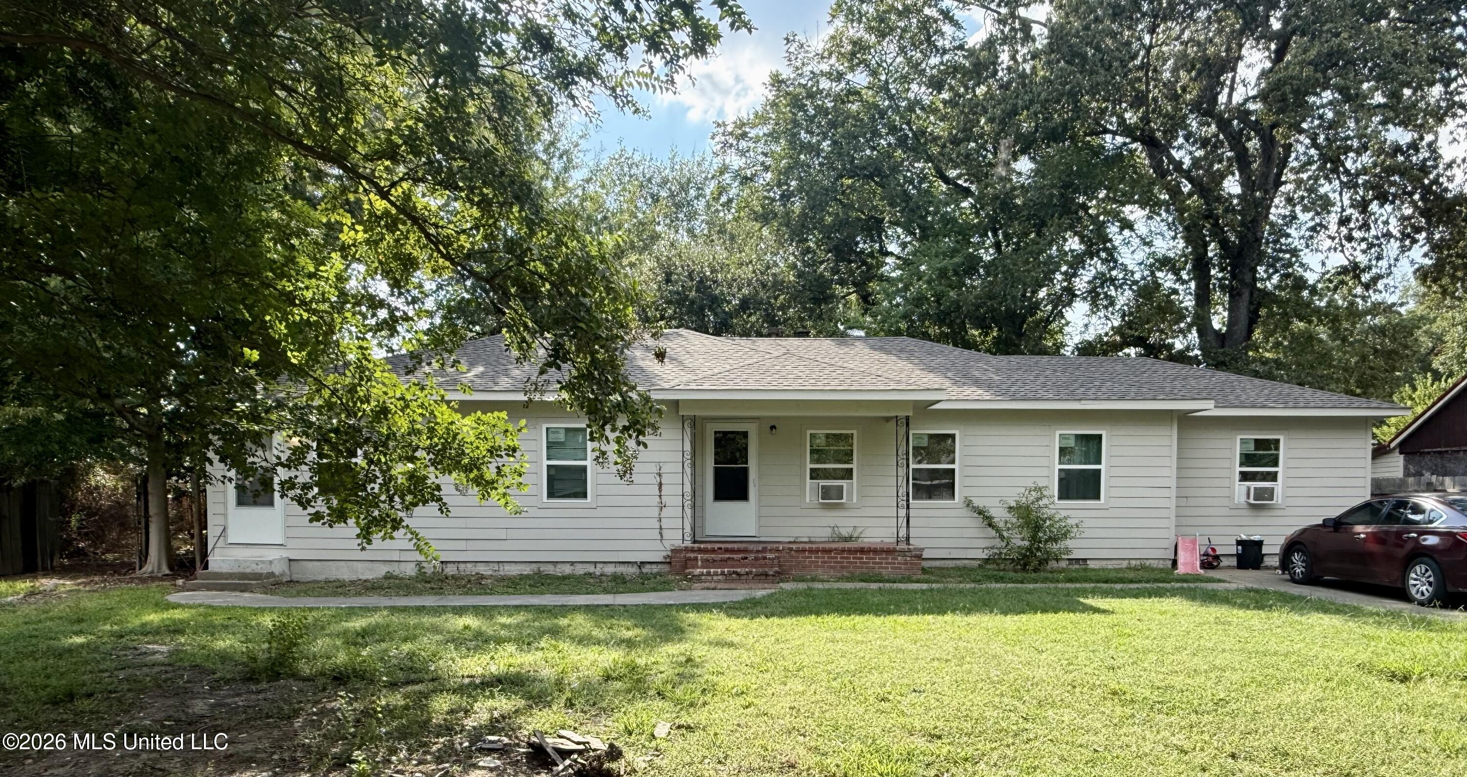 1423 Sunset Circle Property Photo 1