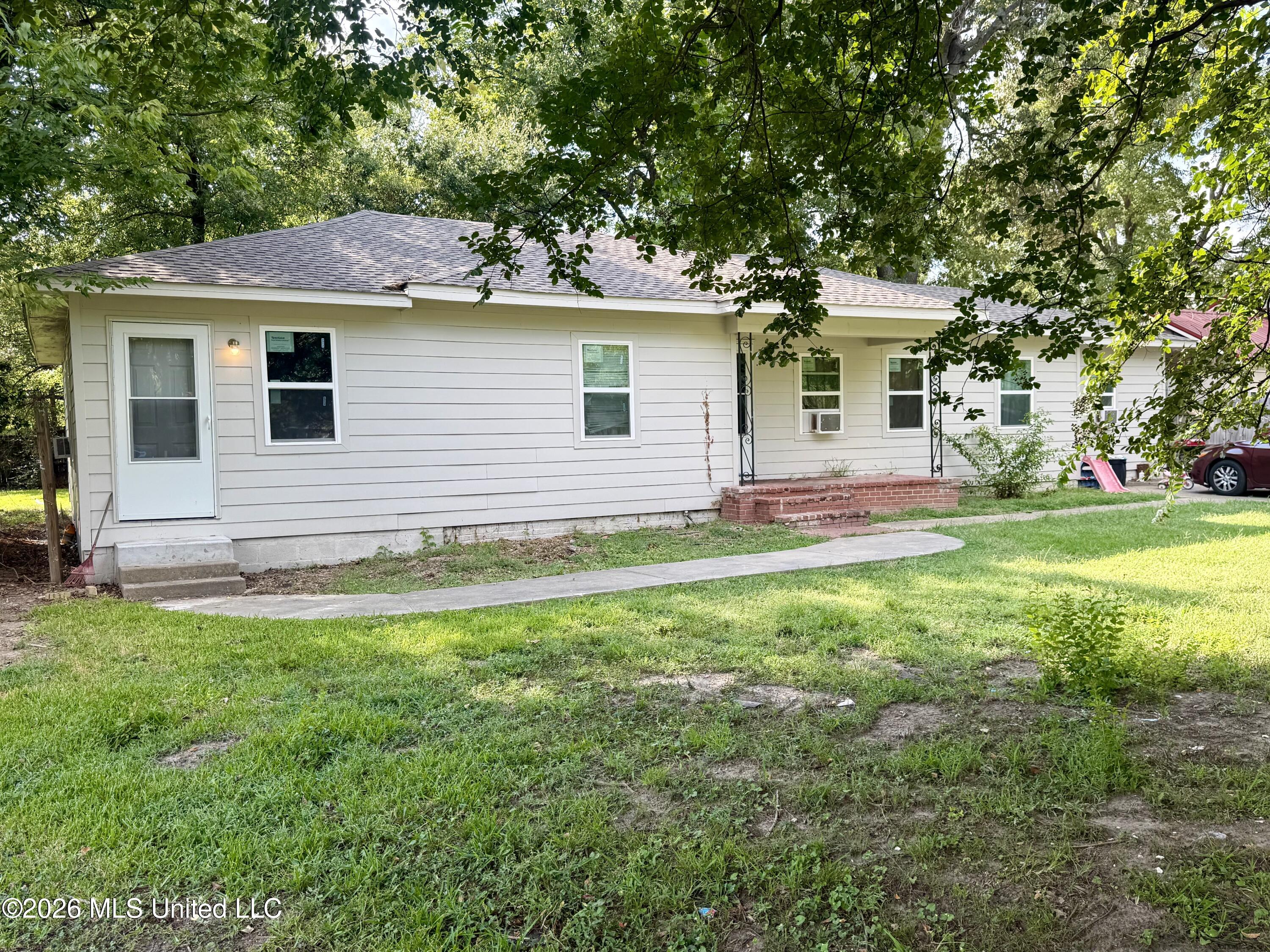 1423 Sunset Circle Property Photo 2