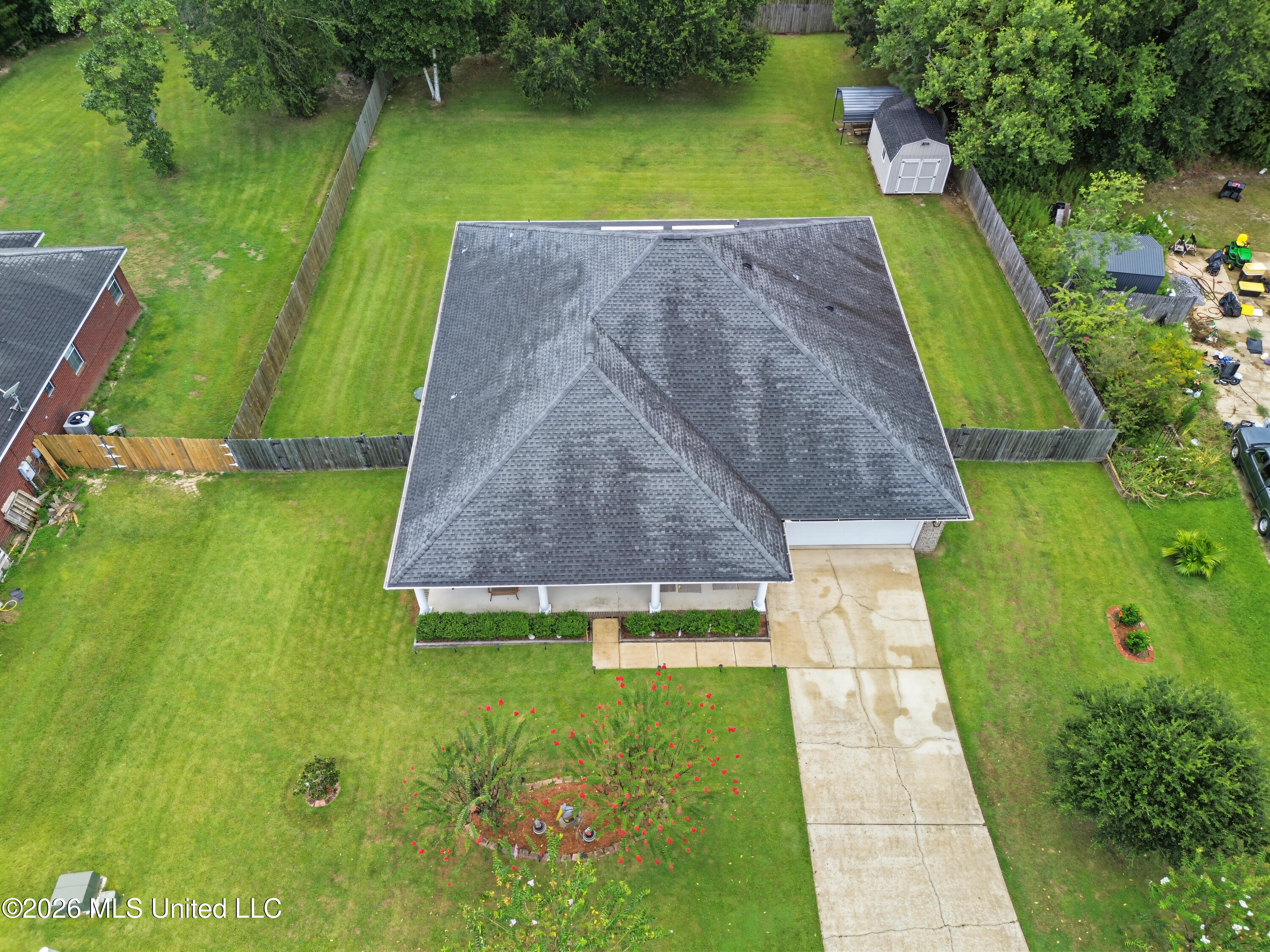 10185 Lake Forest Drive Property Photo 2