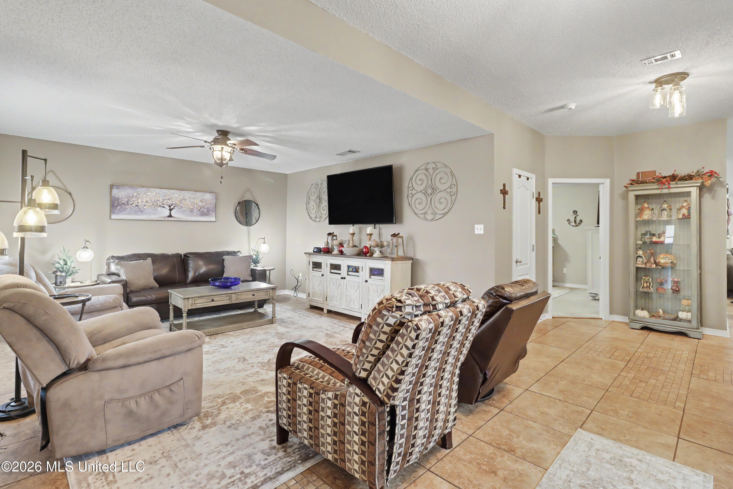 10185 Lake Forest Drive Property Photo 4