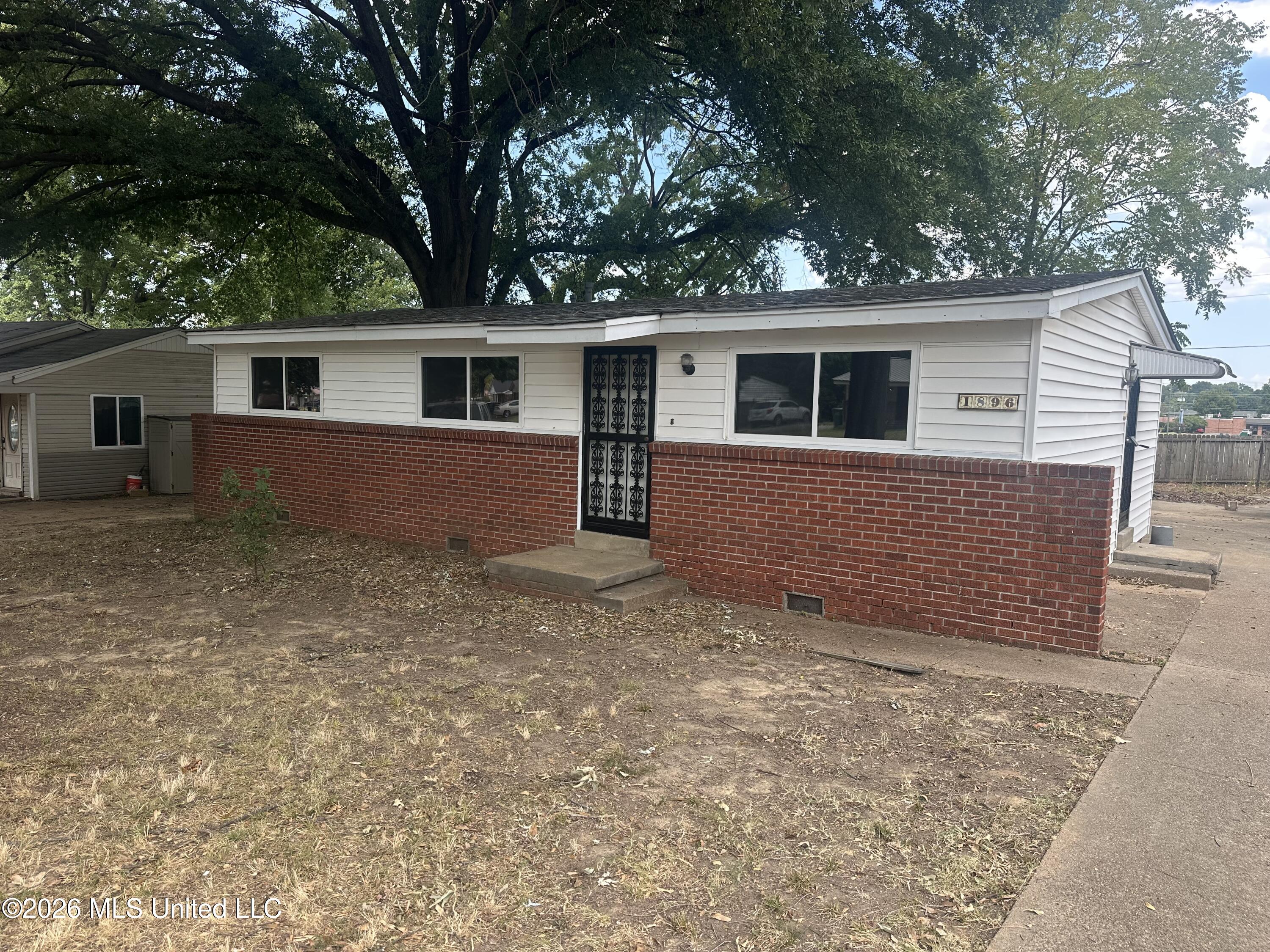 1896 N Southaven Circle Property Photo 1