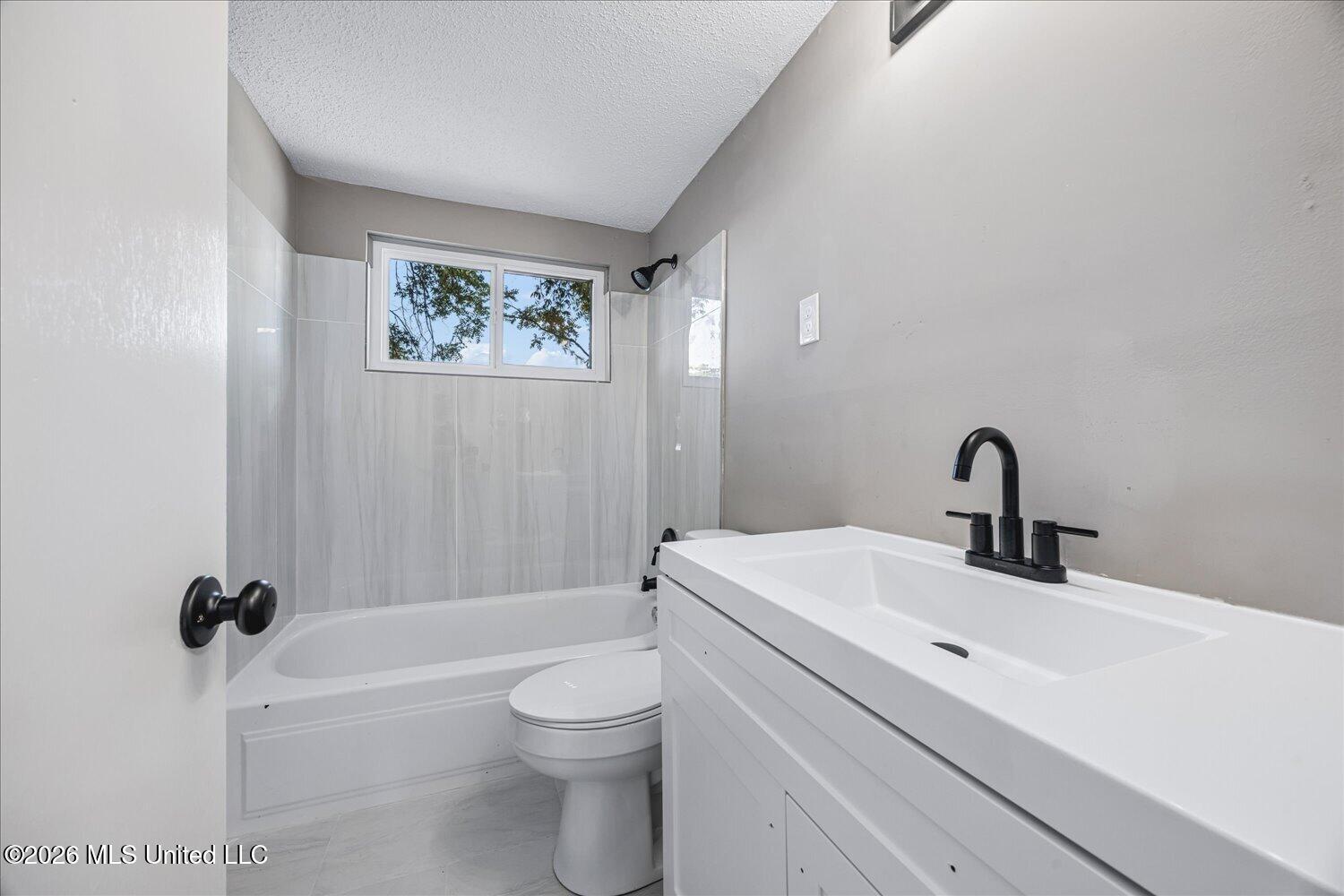 1896 N Southaven Circle Property Photo 8