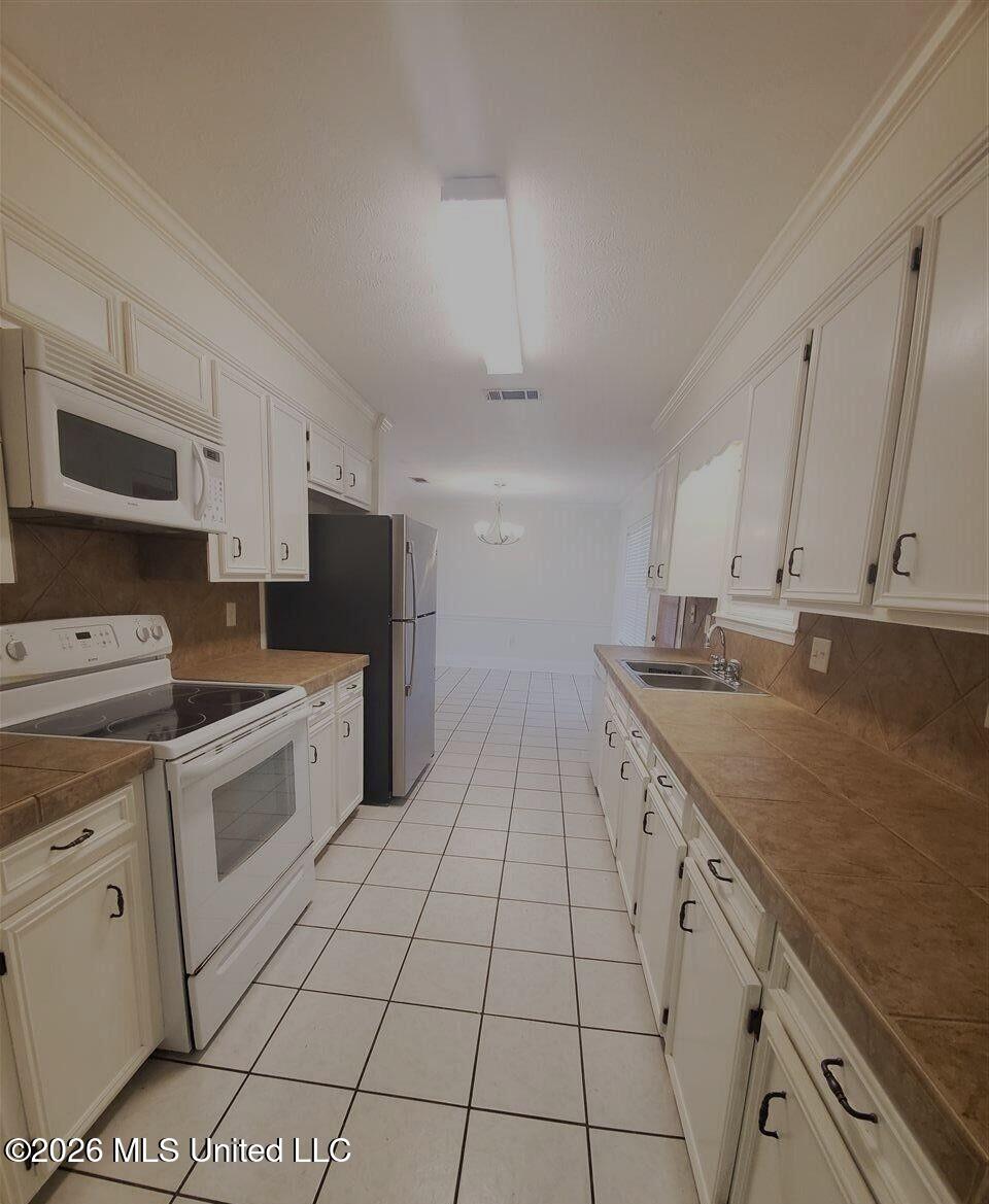 208 Foxwood Cove Property Photo 3