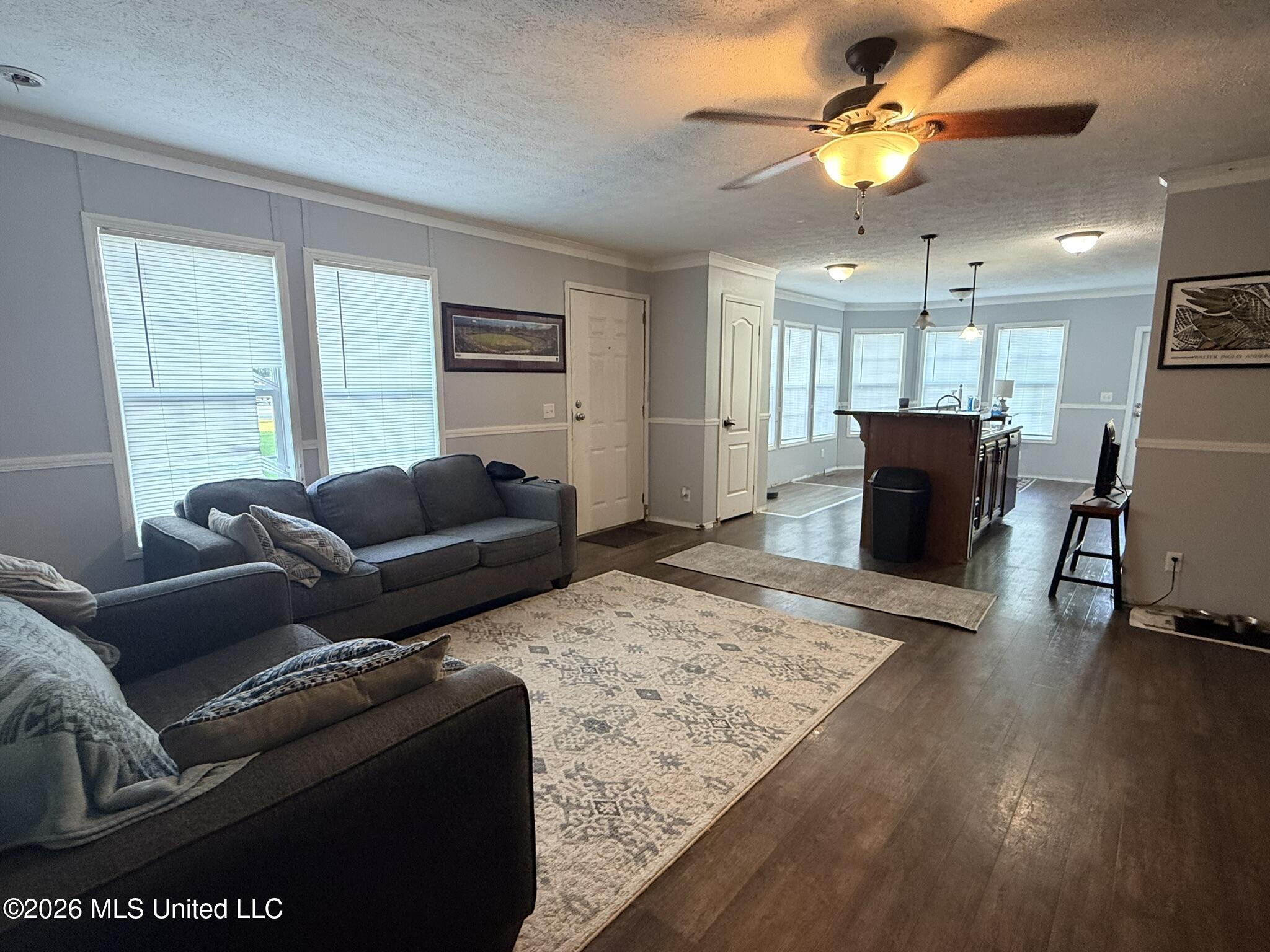 13721 Pine Avenue Property Photo 4
