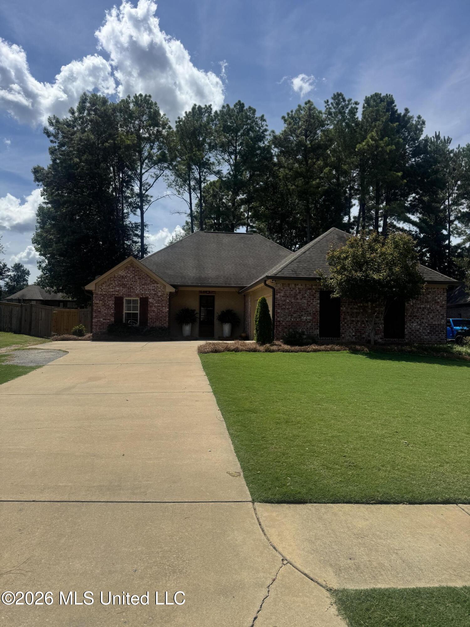 105 Kings Crossing Property Photo 1