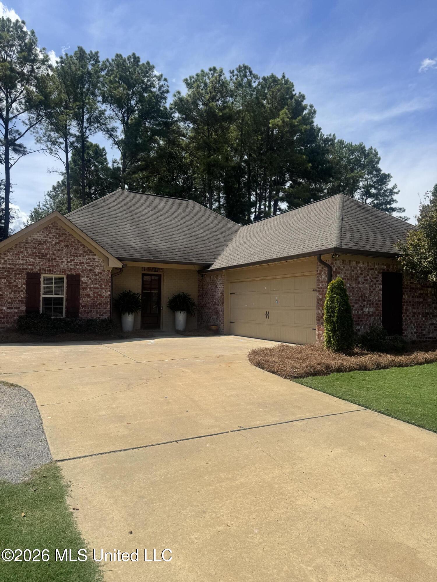 105 Kings Crossing Property Photo 2