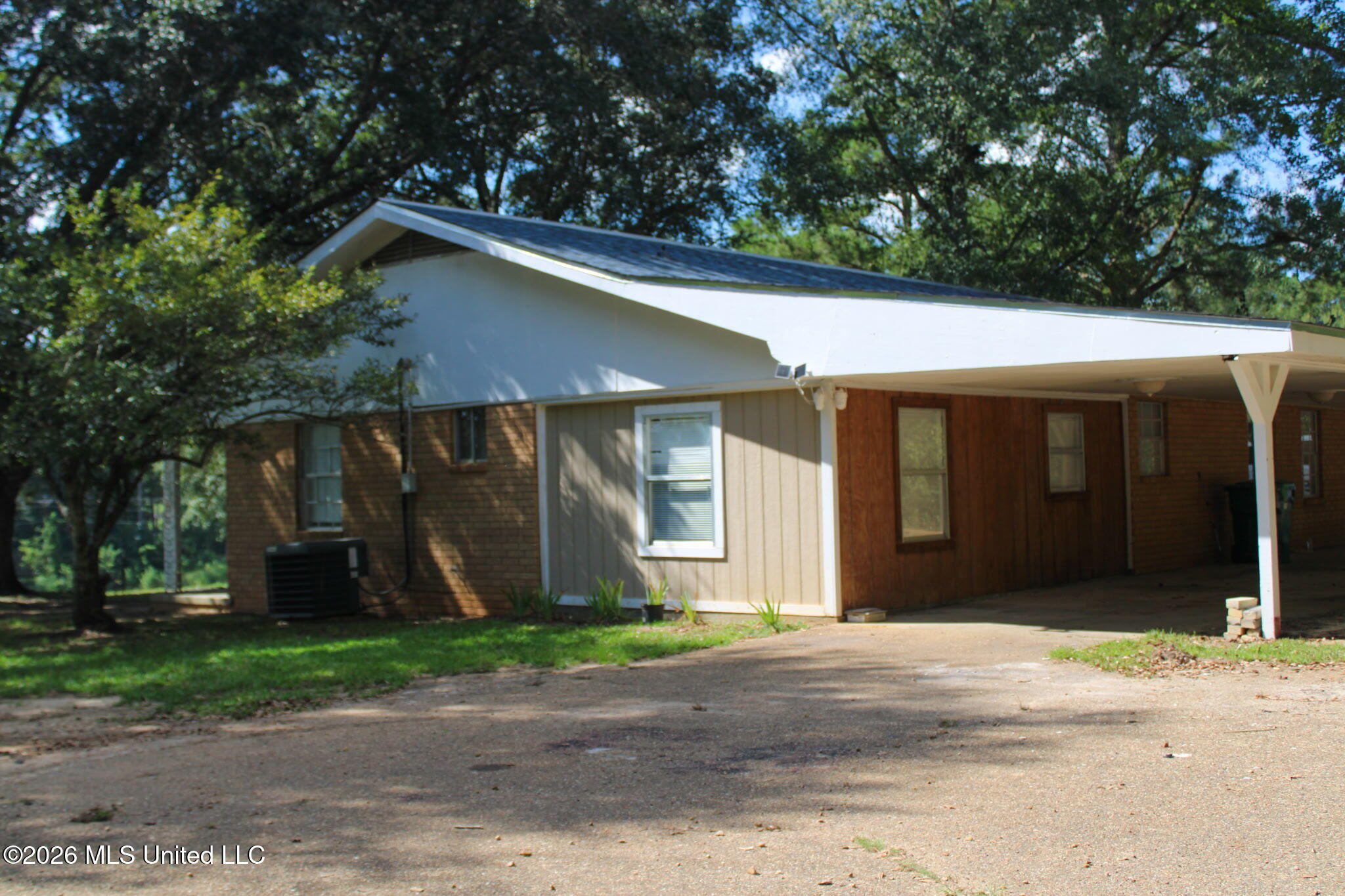 1034 Oak Tree Lane Property Photo 1