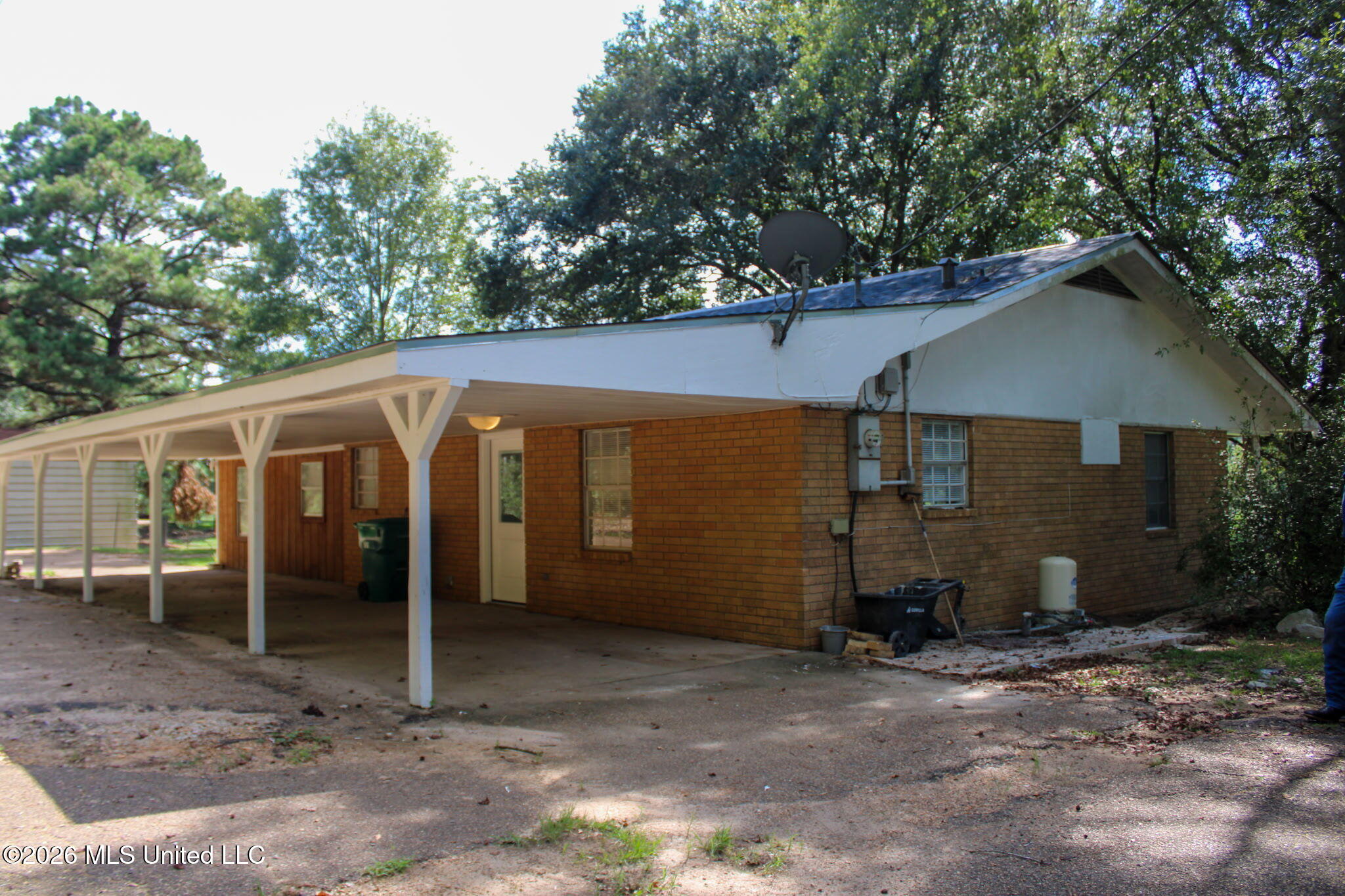 1034 Oak Tree Lane Property Photo 2