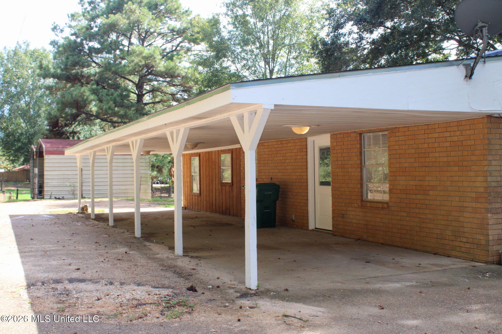 1034 Oak Tree Lane Property Photo 3