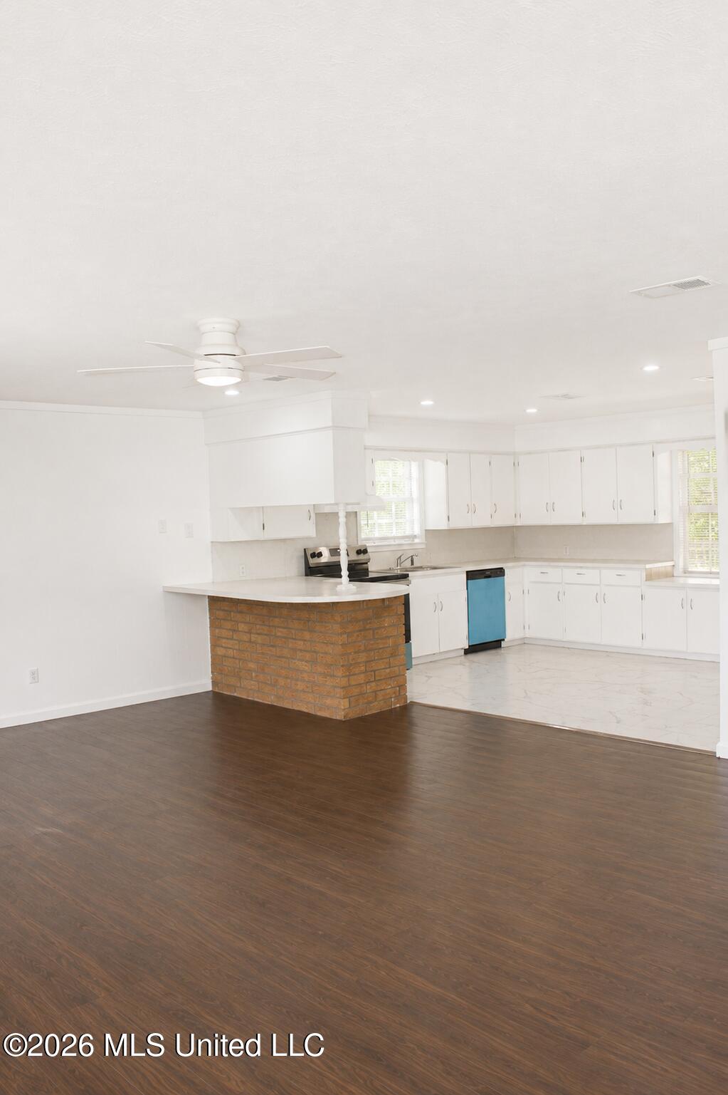 1034 Oak Tree Lane Property Photo 8