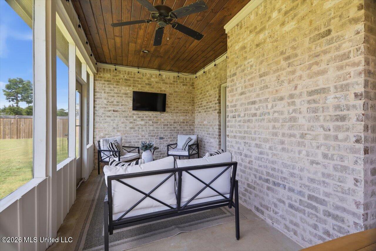 101 Lakecrest Drive Property Photo 29