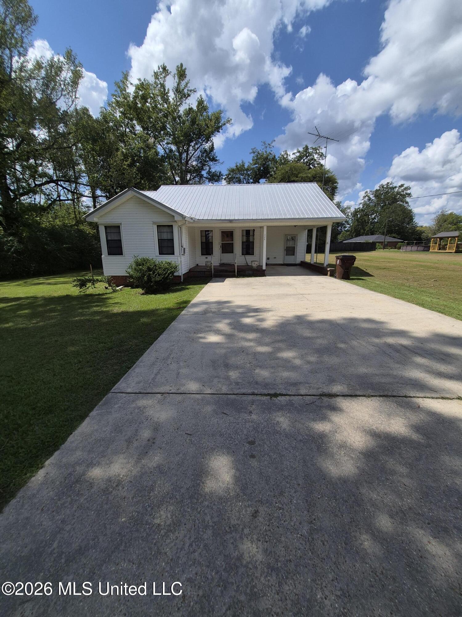 324 Lewis Street Property Photo 1