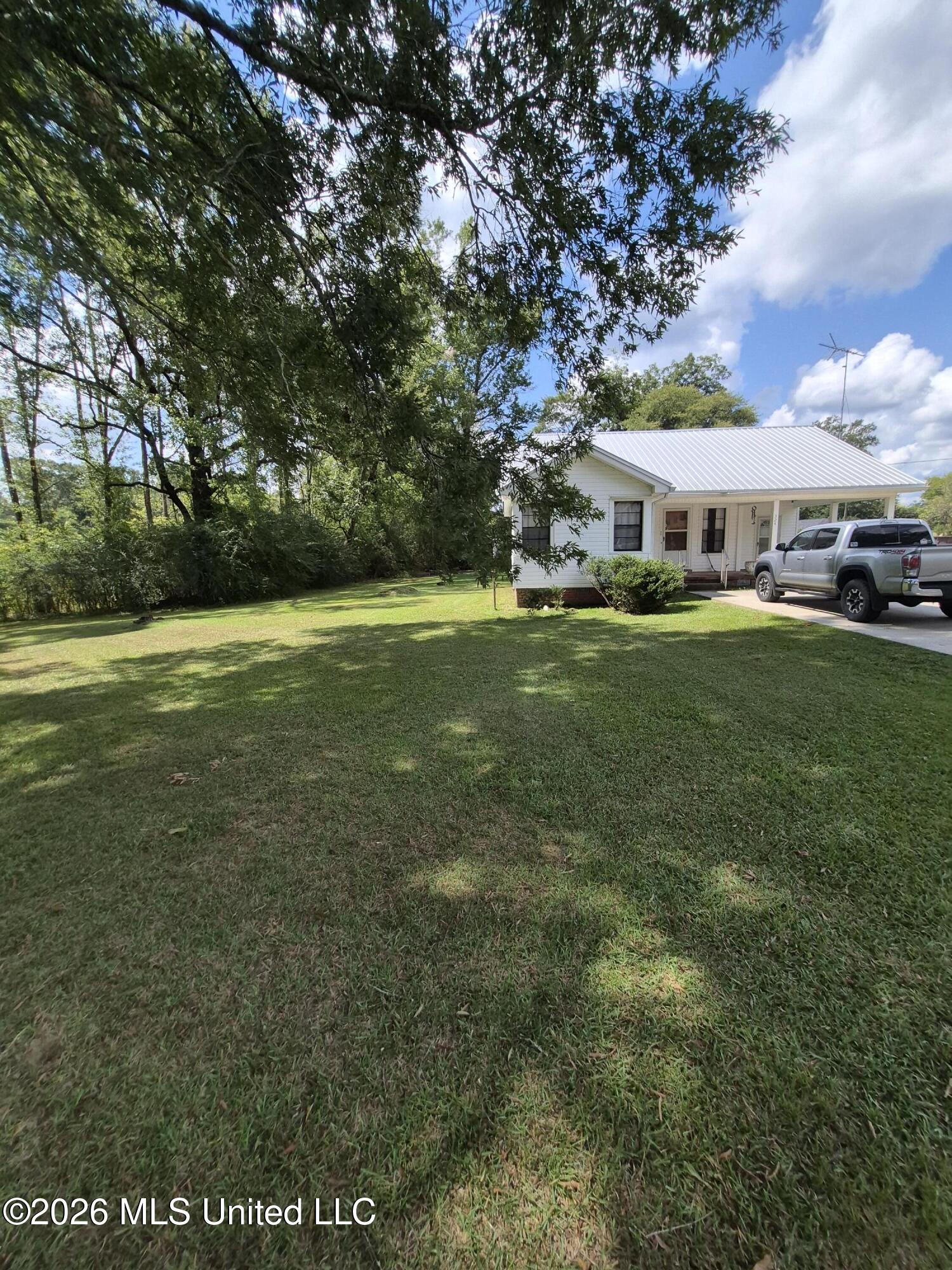 324 Lewis Street Property Photo 6