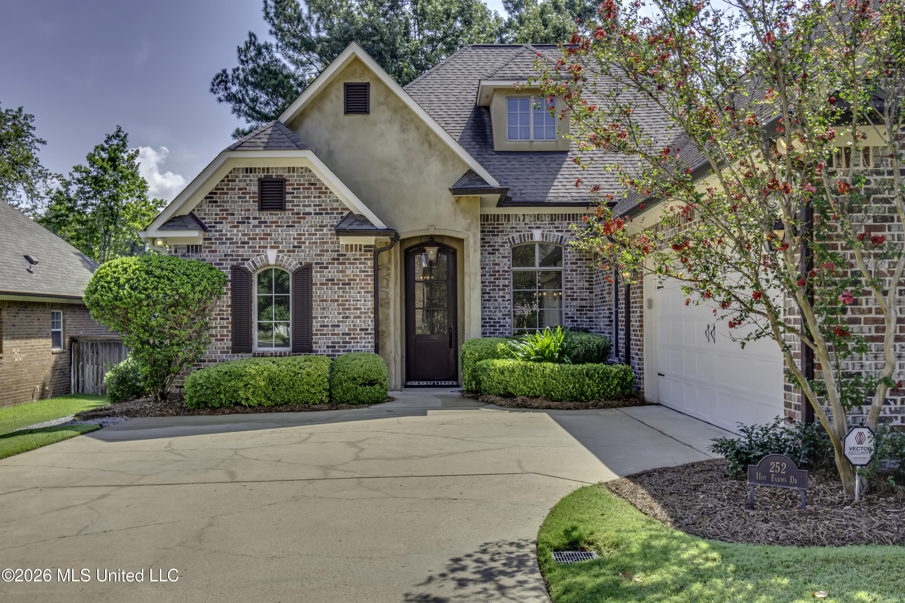 252 Hoy Farms Drive Property Photo 2