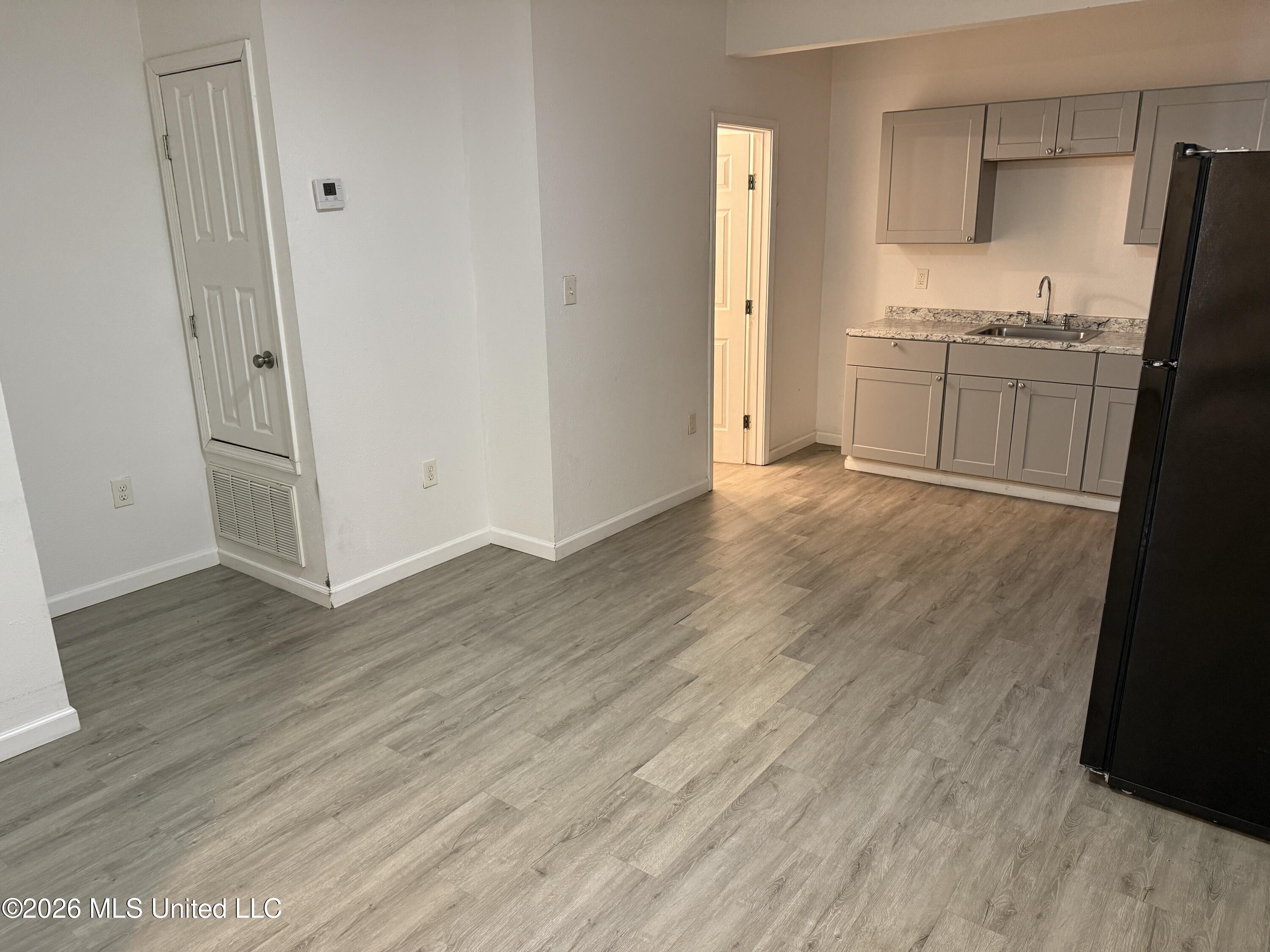 212 E 2nd Street Property Photo 9