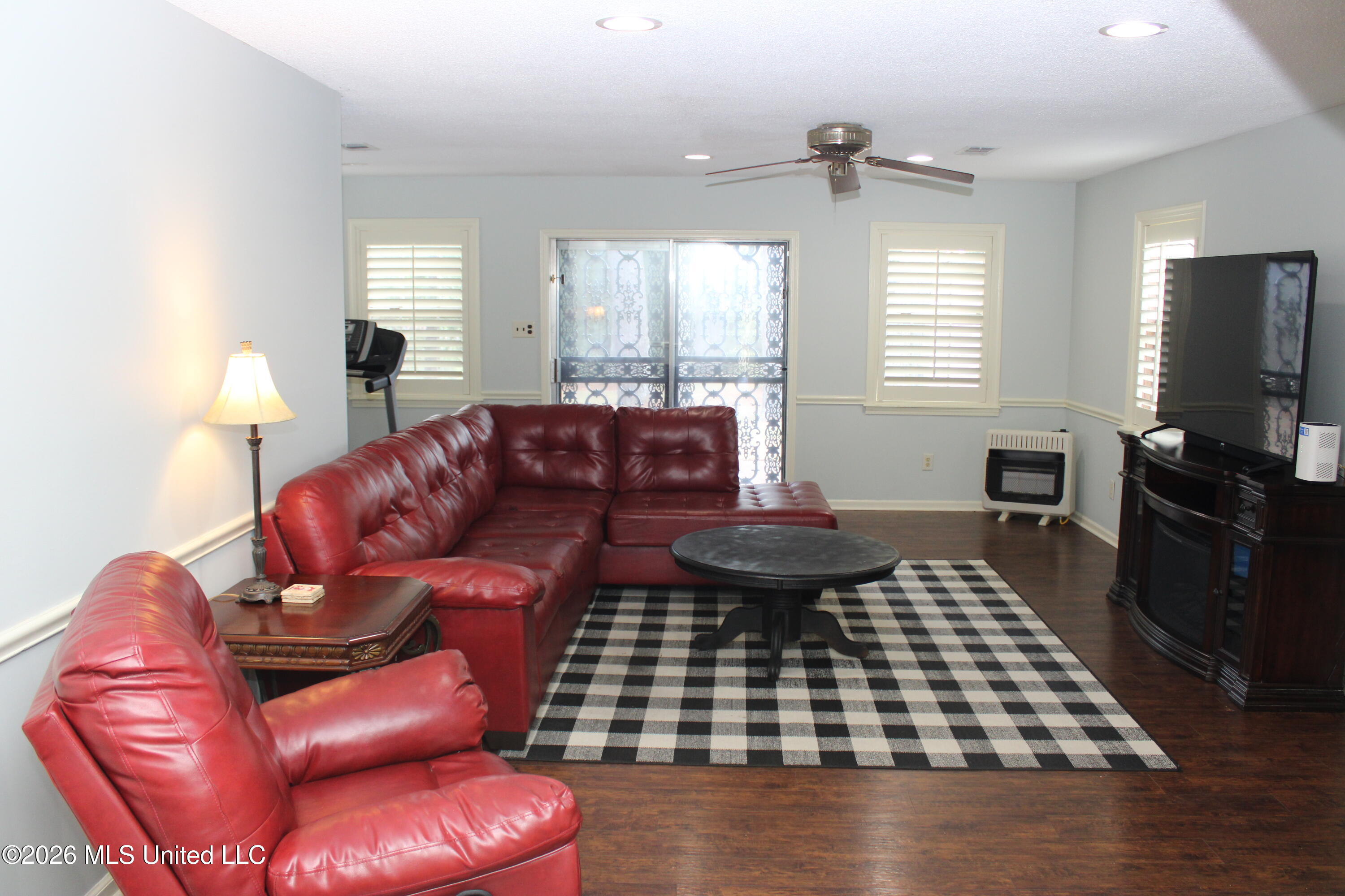 220 Flushing Cove Property Photo 6