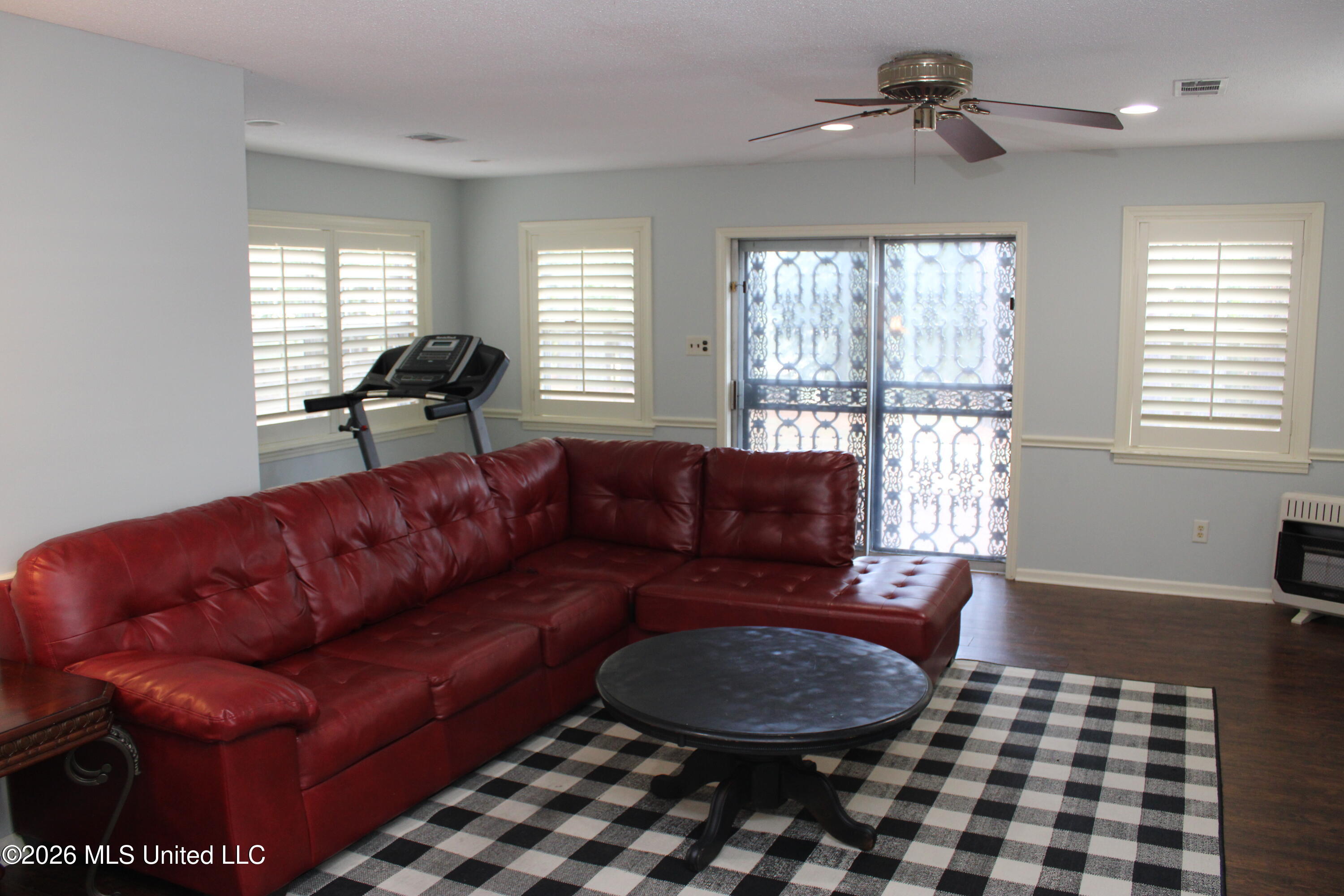 220 Flushing Cove Property Photo 7