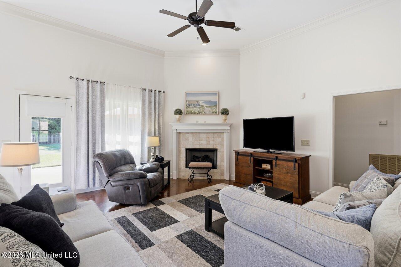 137 Oak Meadow Drive Property Photo 6