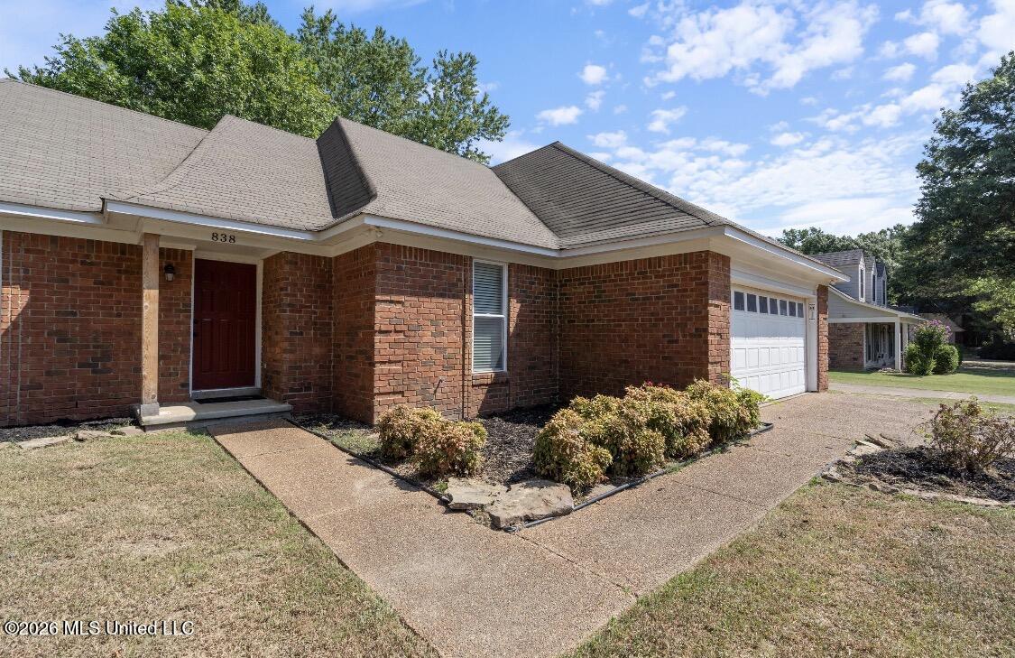 838 Cloverleaf Drive Property Photo 3