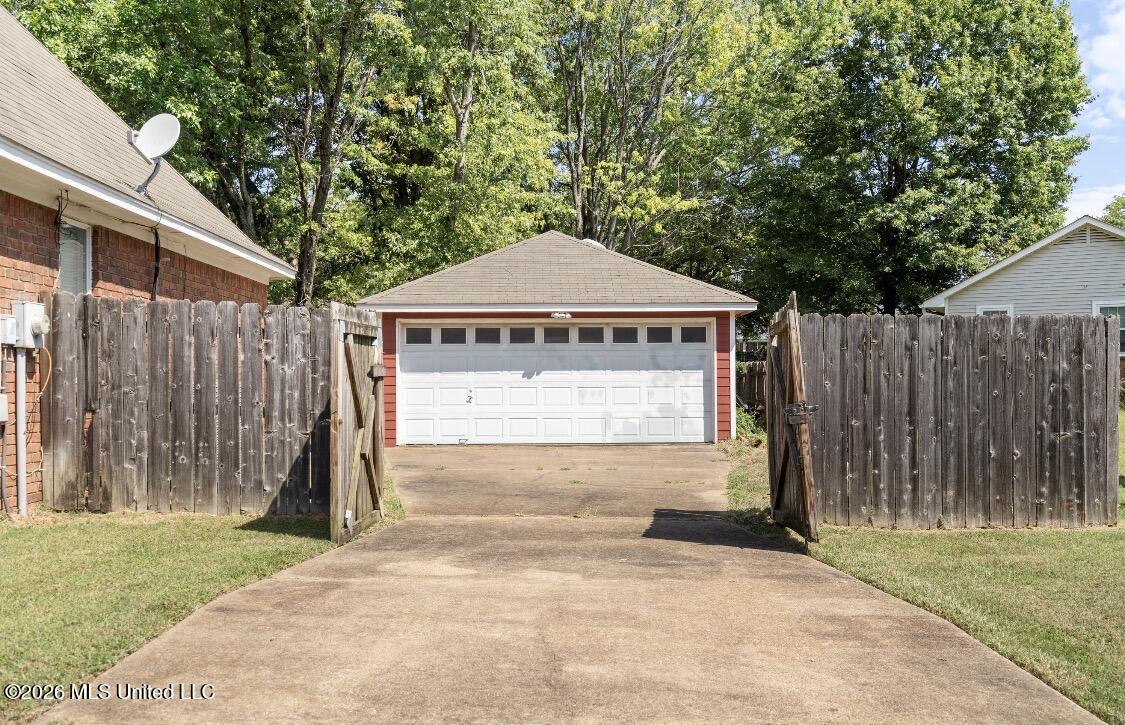 838 Cloverleaf Drive Property Photo 7
