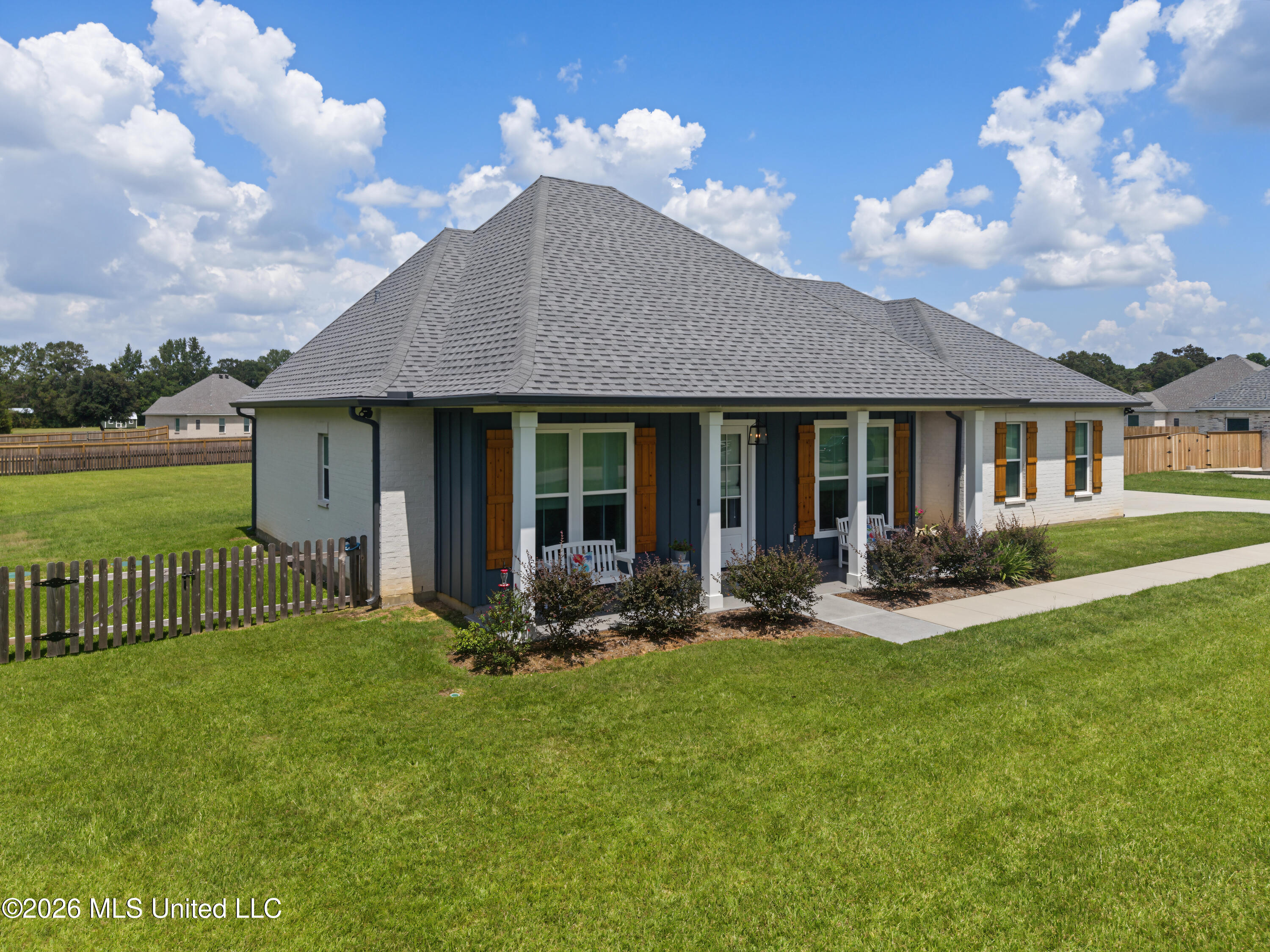 5 S Caesar Oaks Drive Property Photo 2