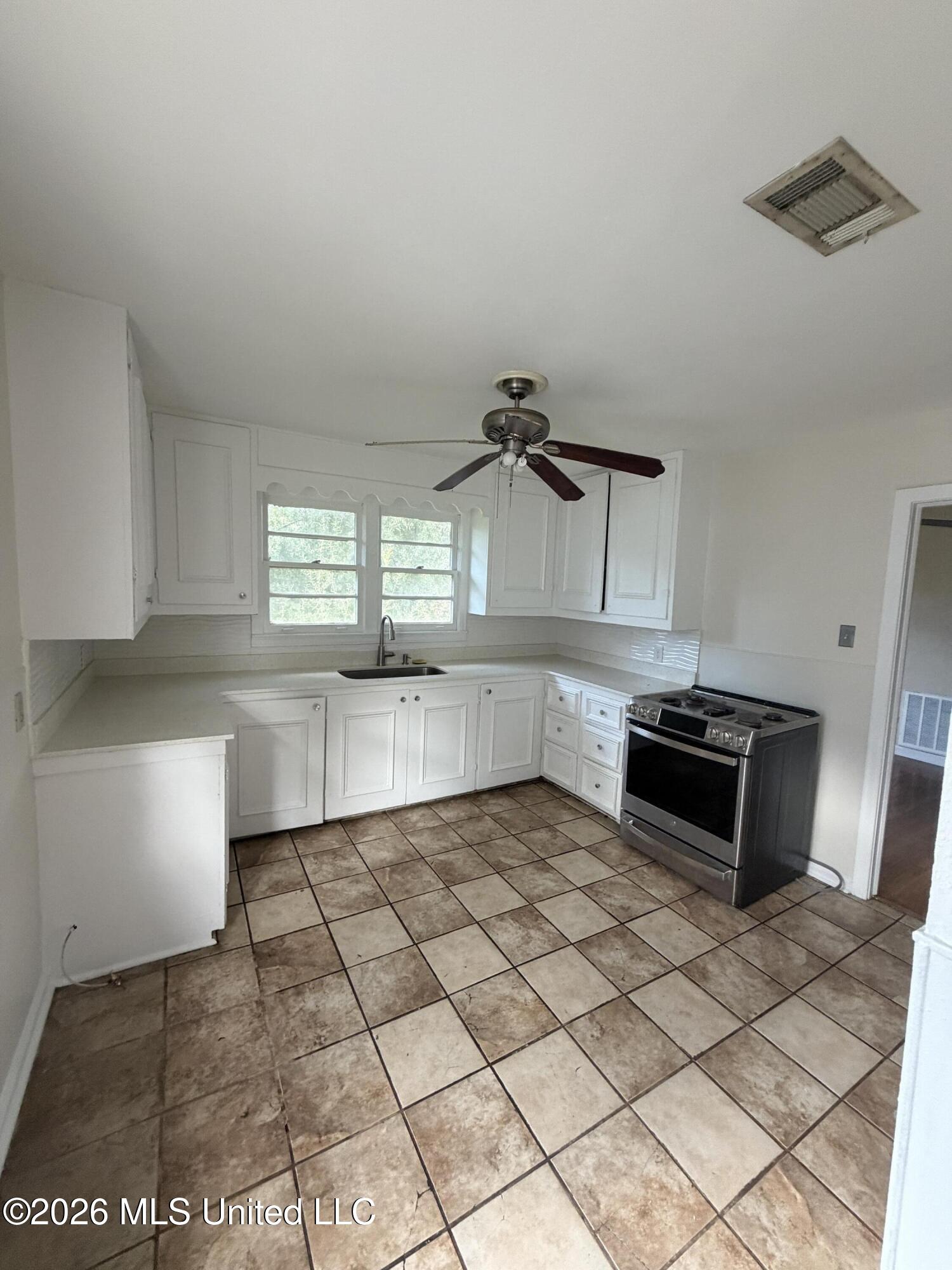 545 Park Place Property Photo 4