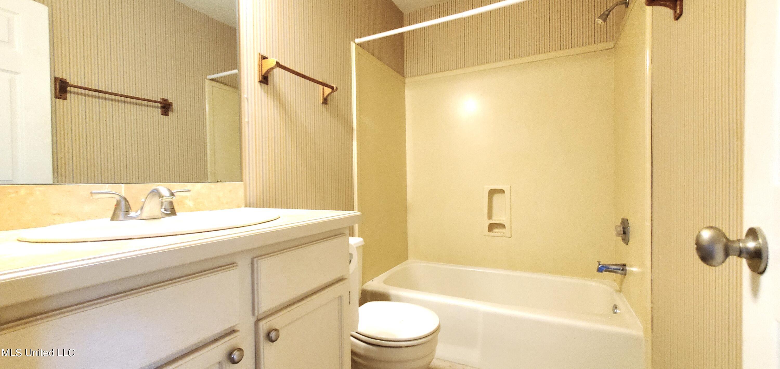 495 Popps Ferry Road Property Photo 12
