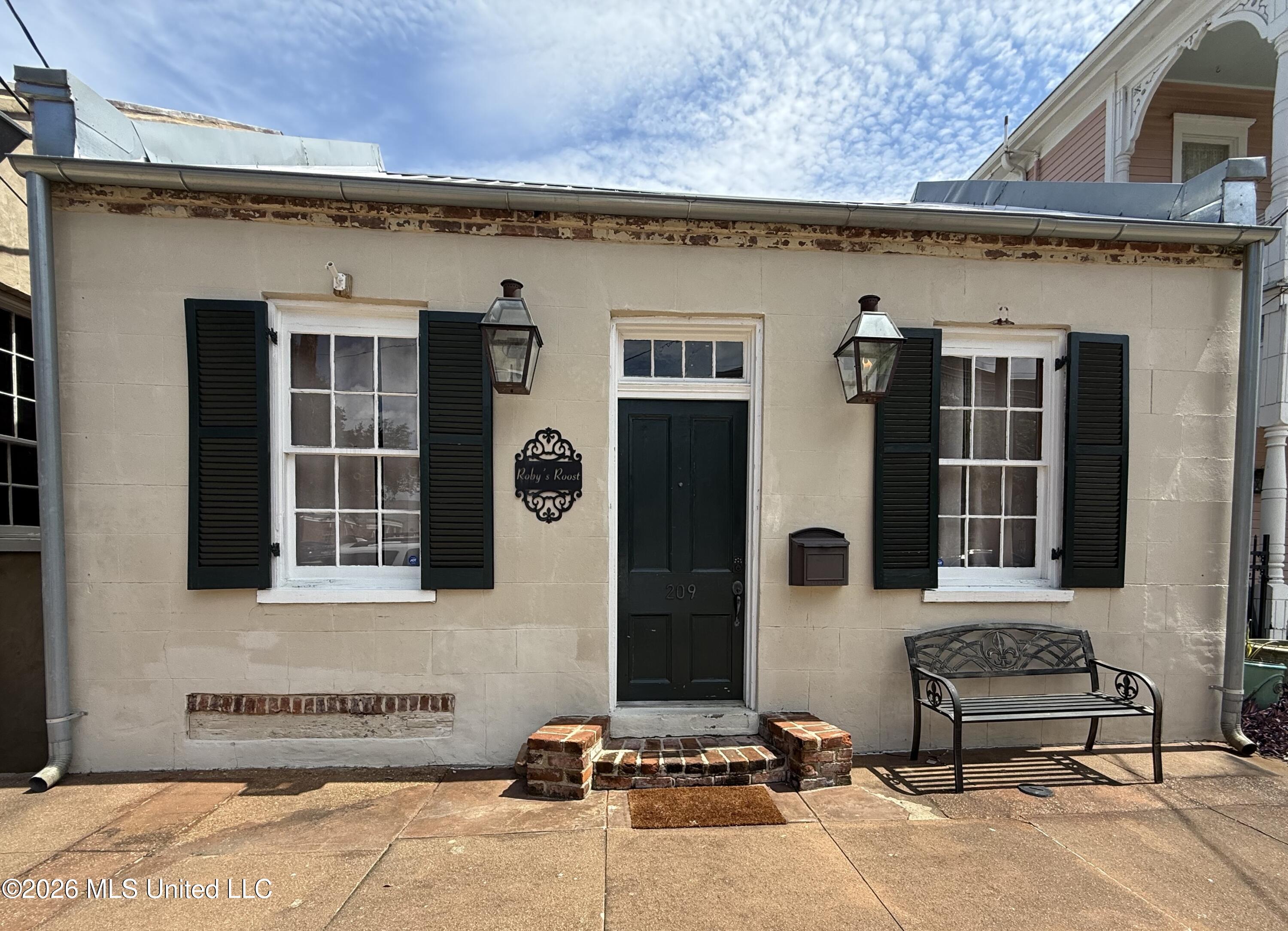 209 S Commerce Street Property Photo 1