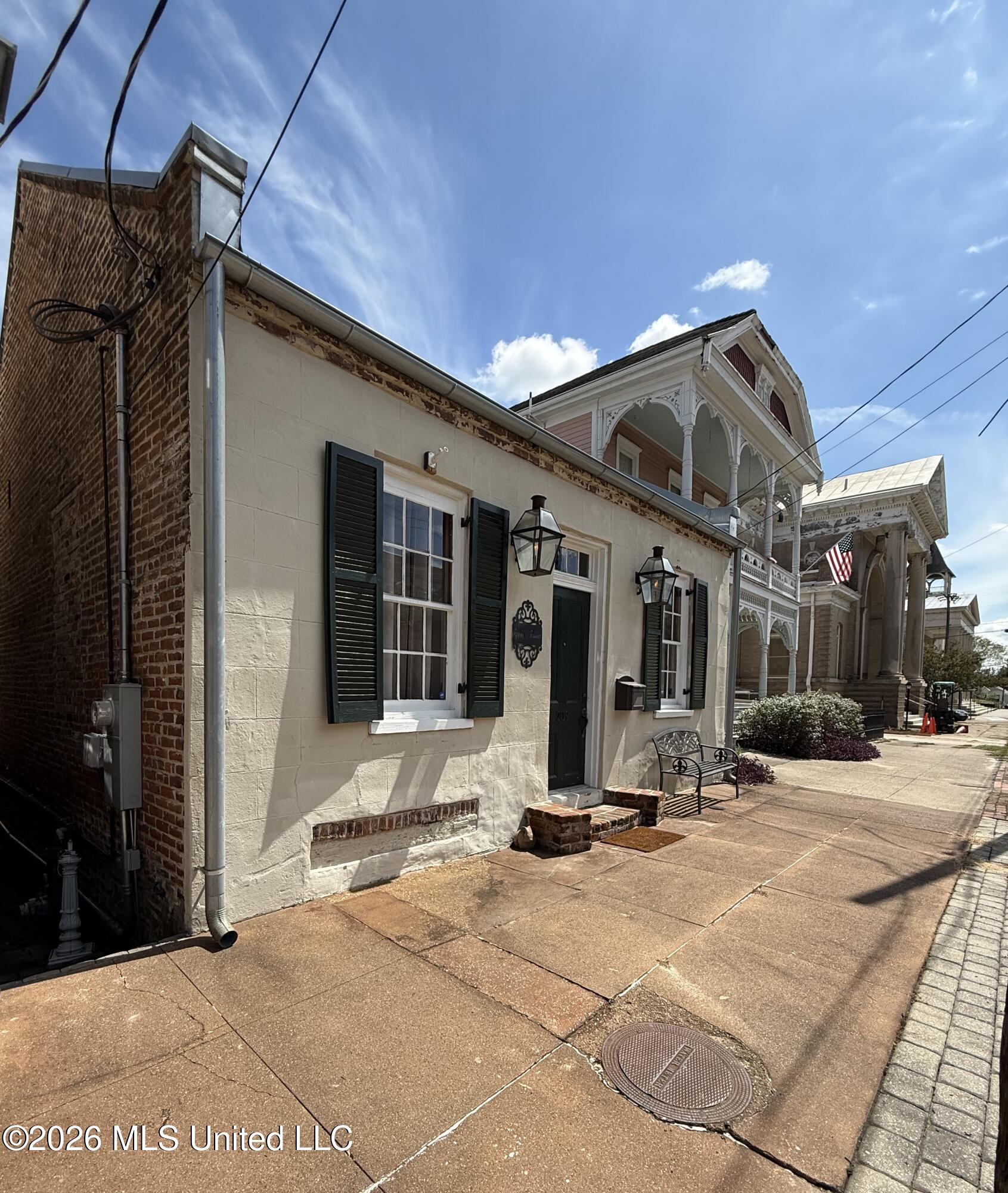 209 S Commerce Street Property Photo 2