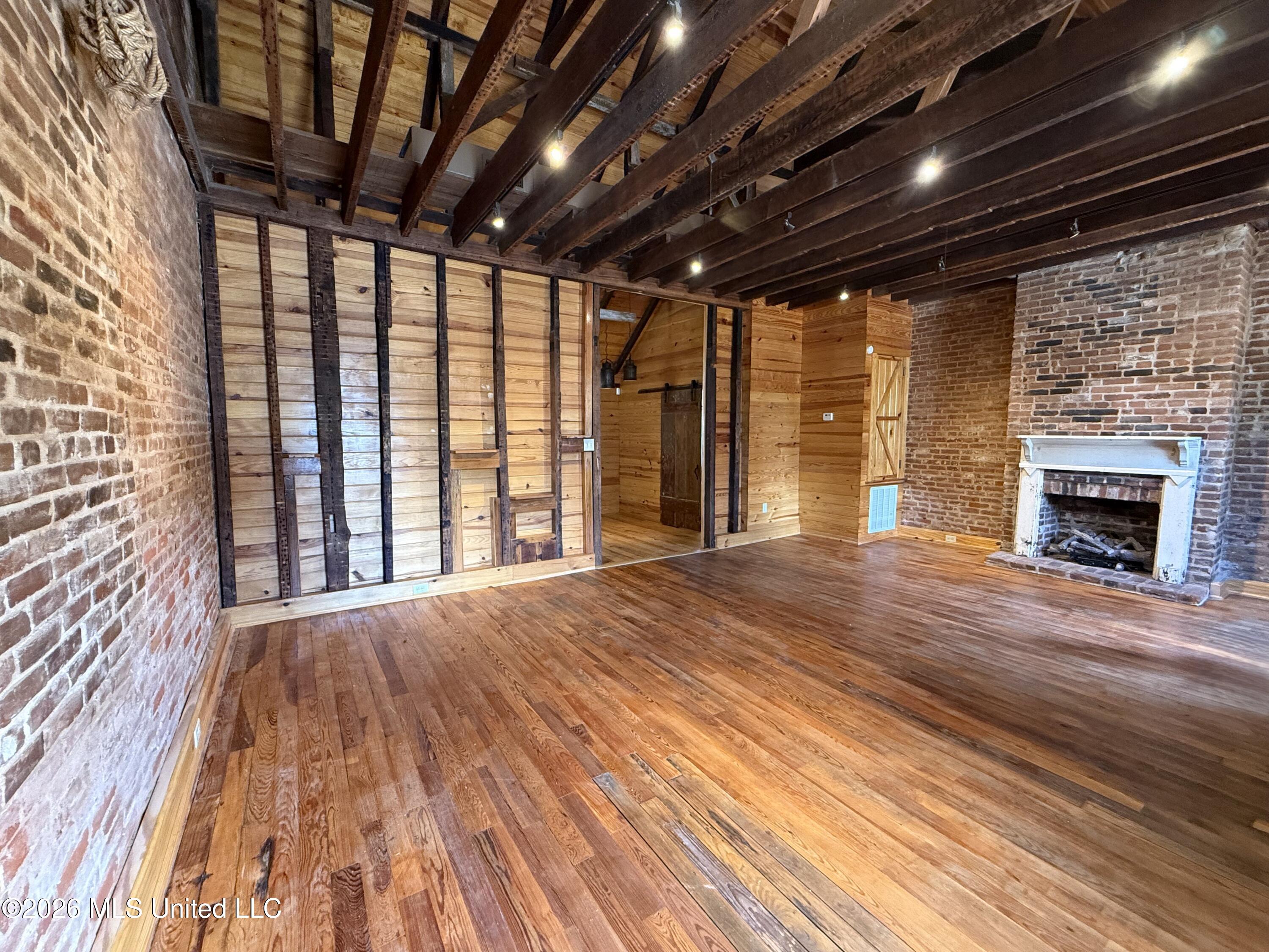 209 S Commerce Street Property Photo 3