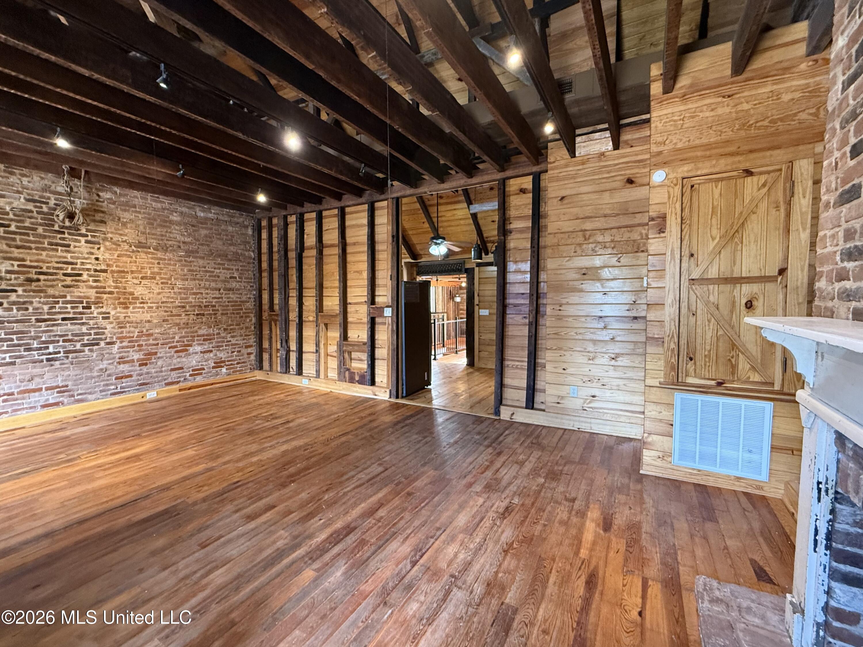 209 S Commerce Street Property Photo 4