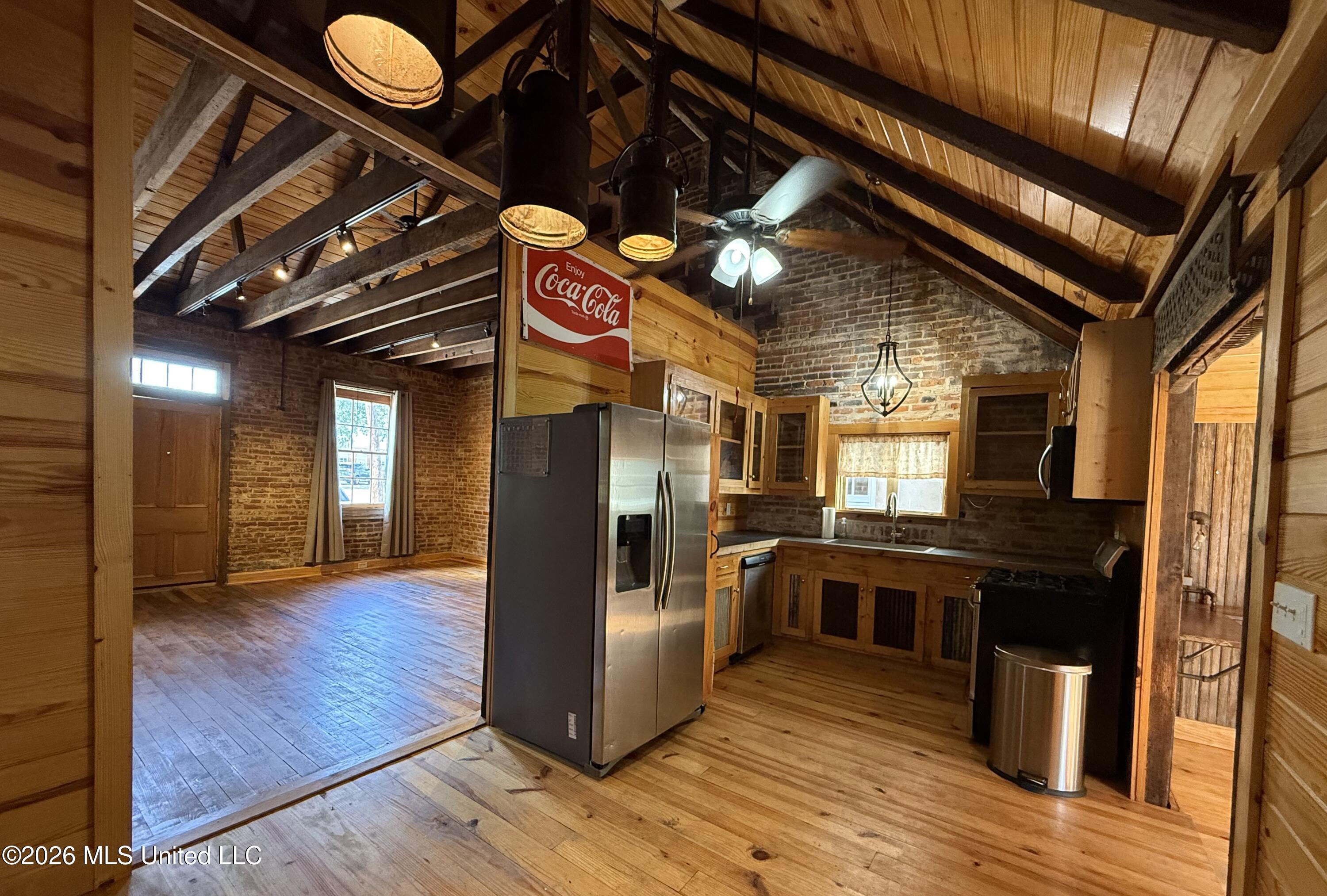 209 S Commerce Street Property Photo 8