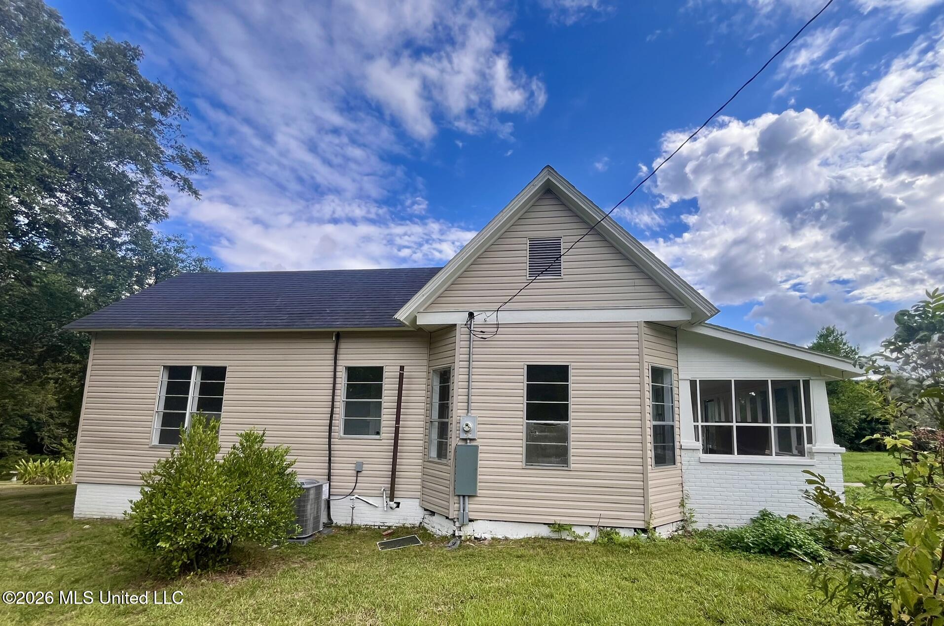 302 E Magnolia Street Property Photo 2