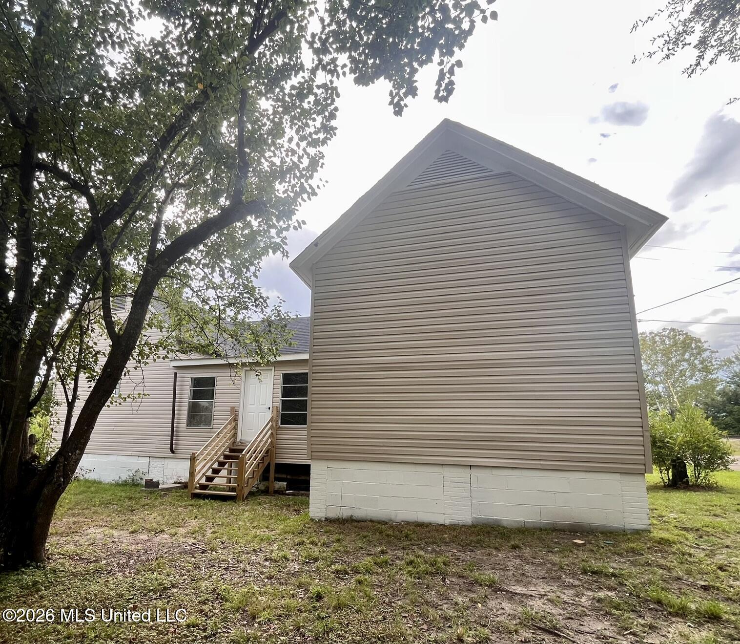 302 E Magnolia Street Property Photo 3