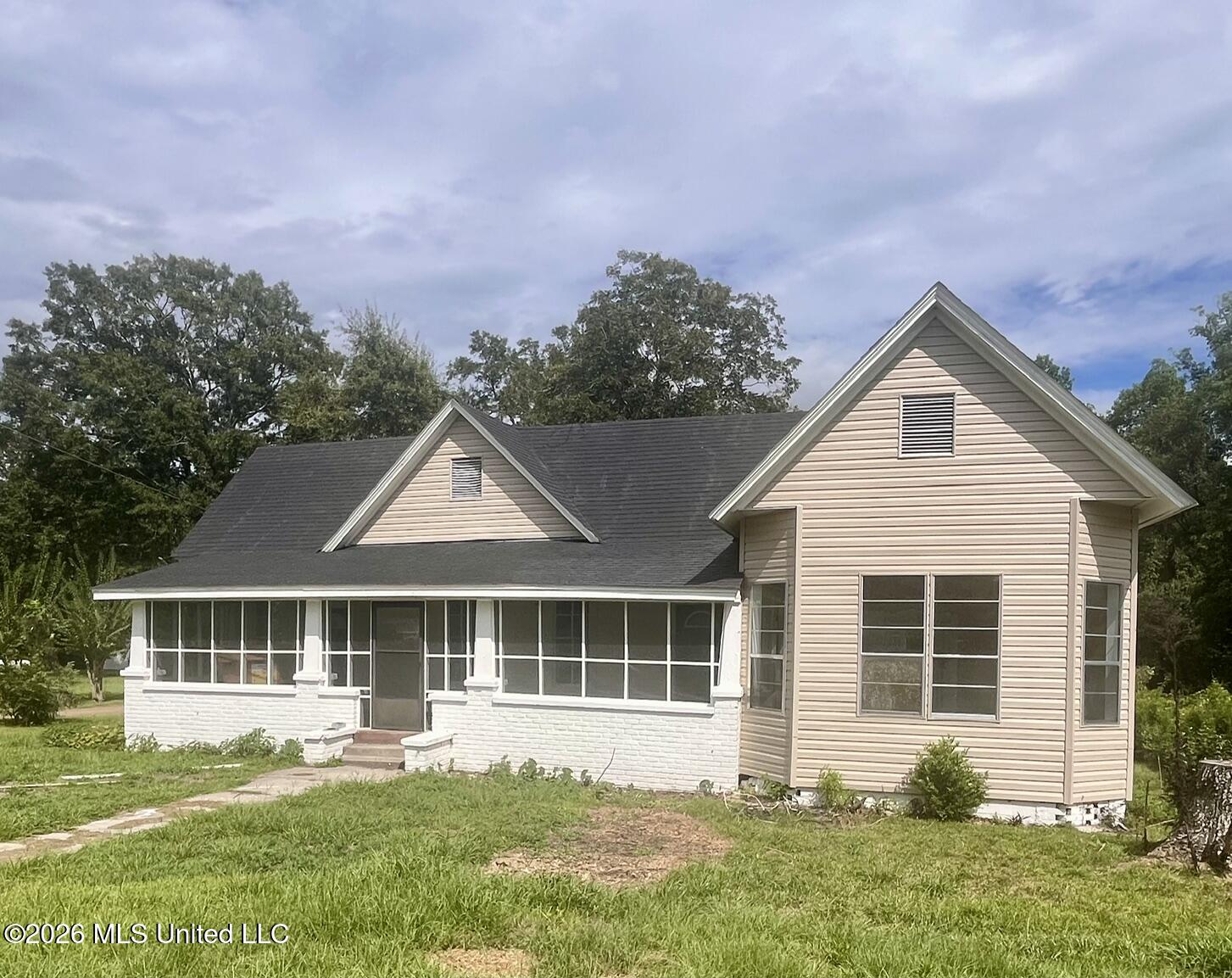 302 E Magnolia Street Property Photo 4