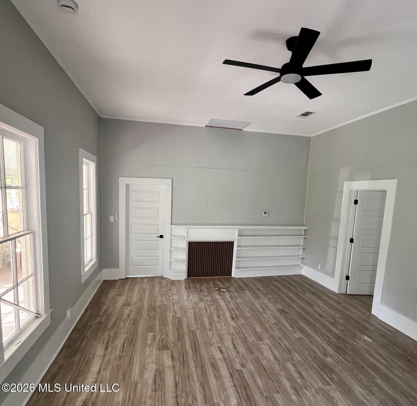 302 E Magnolia Street Property Photo 6