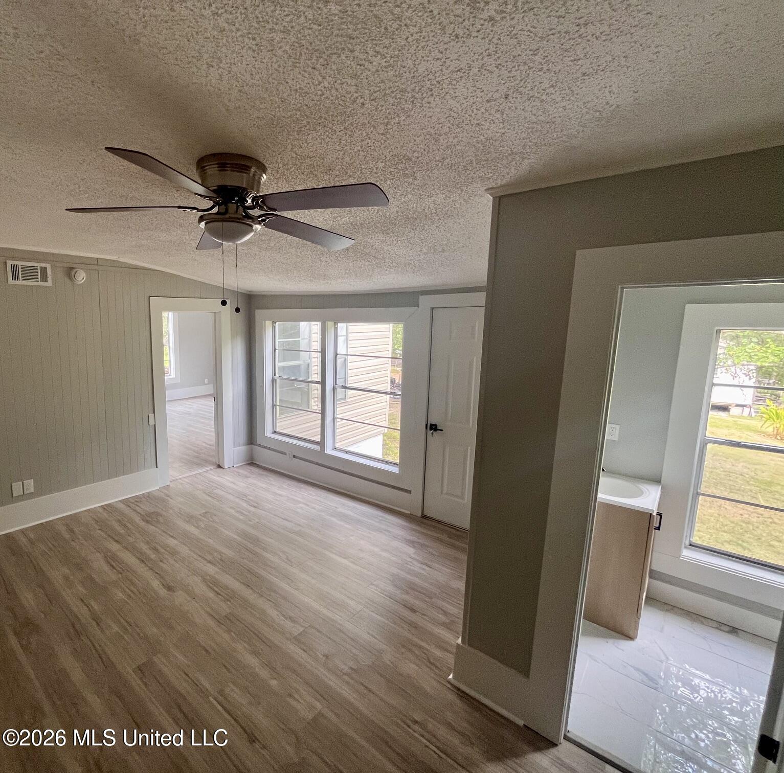 302 E Magnolia Street Property Photo 14