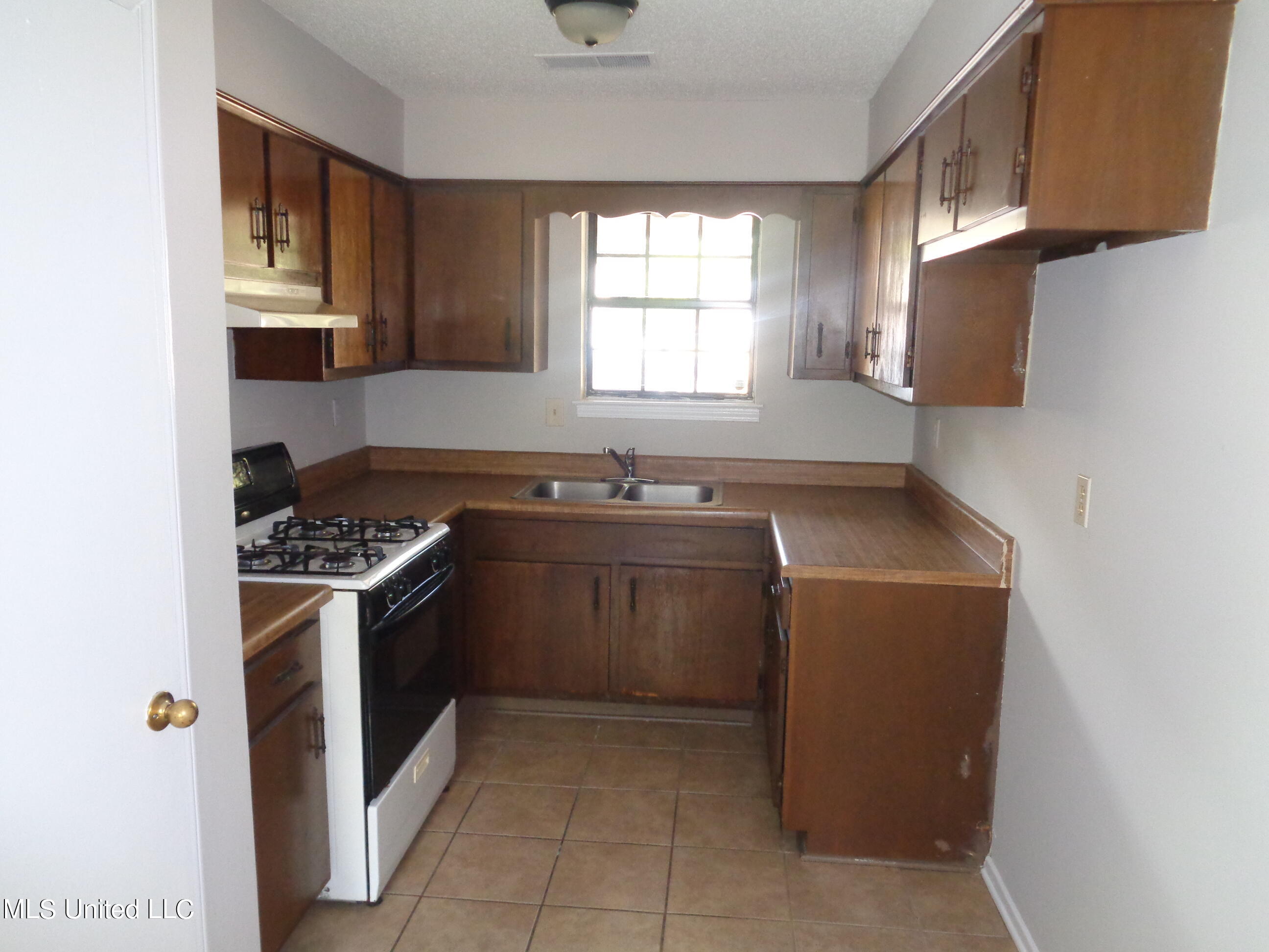 5163 Haynes Drive Property Photo 4