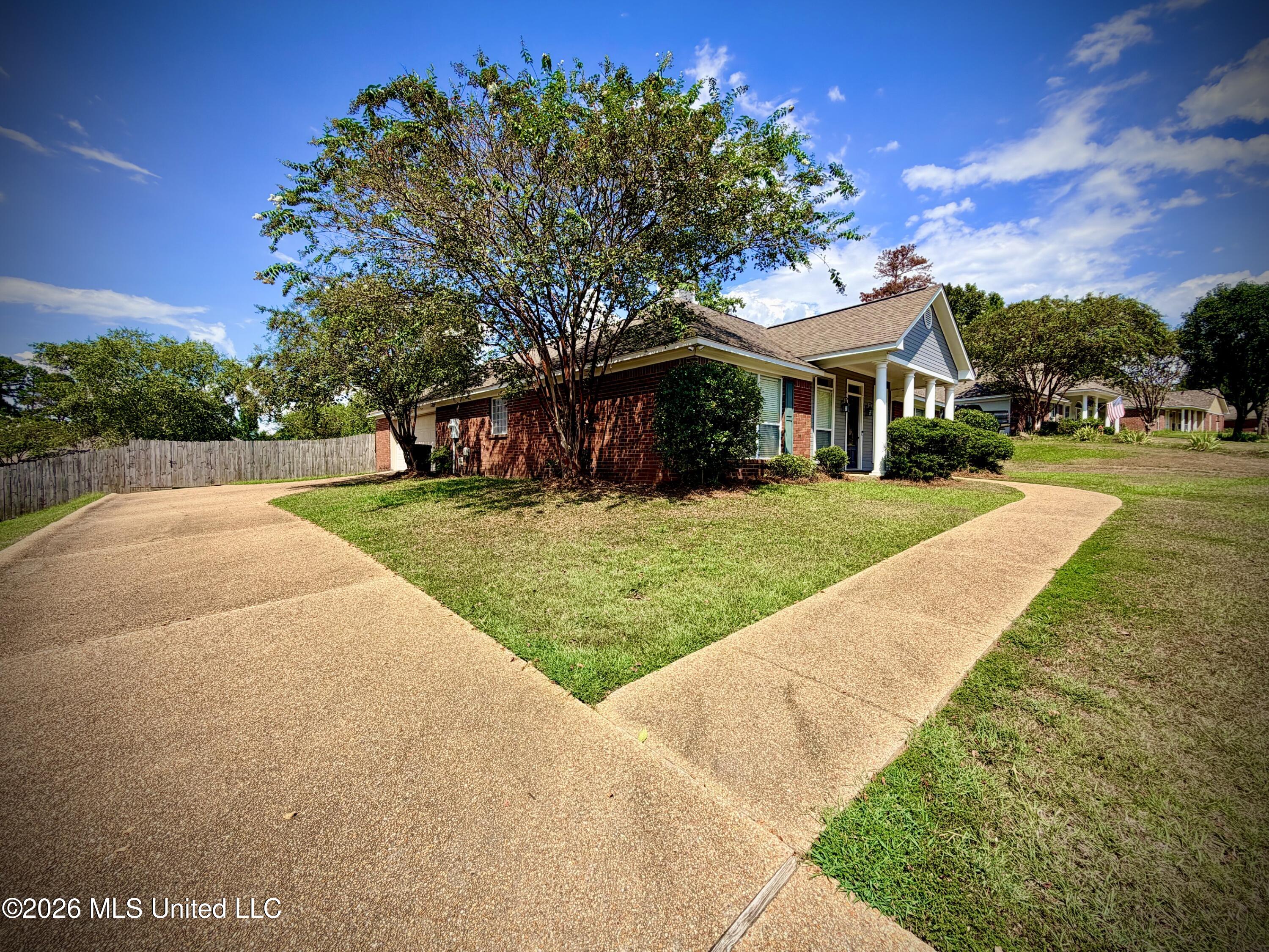 1008 Stonehendge Drive Property Photo 3