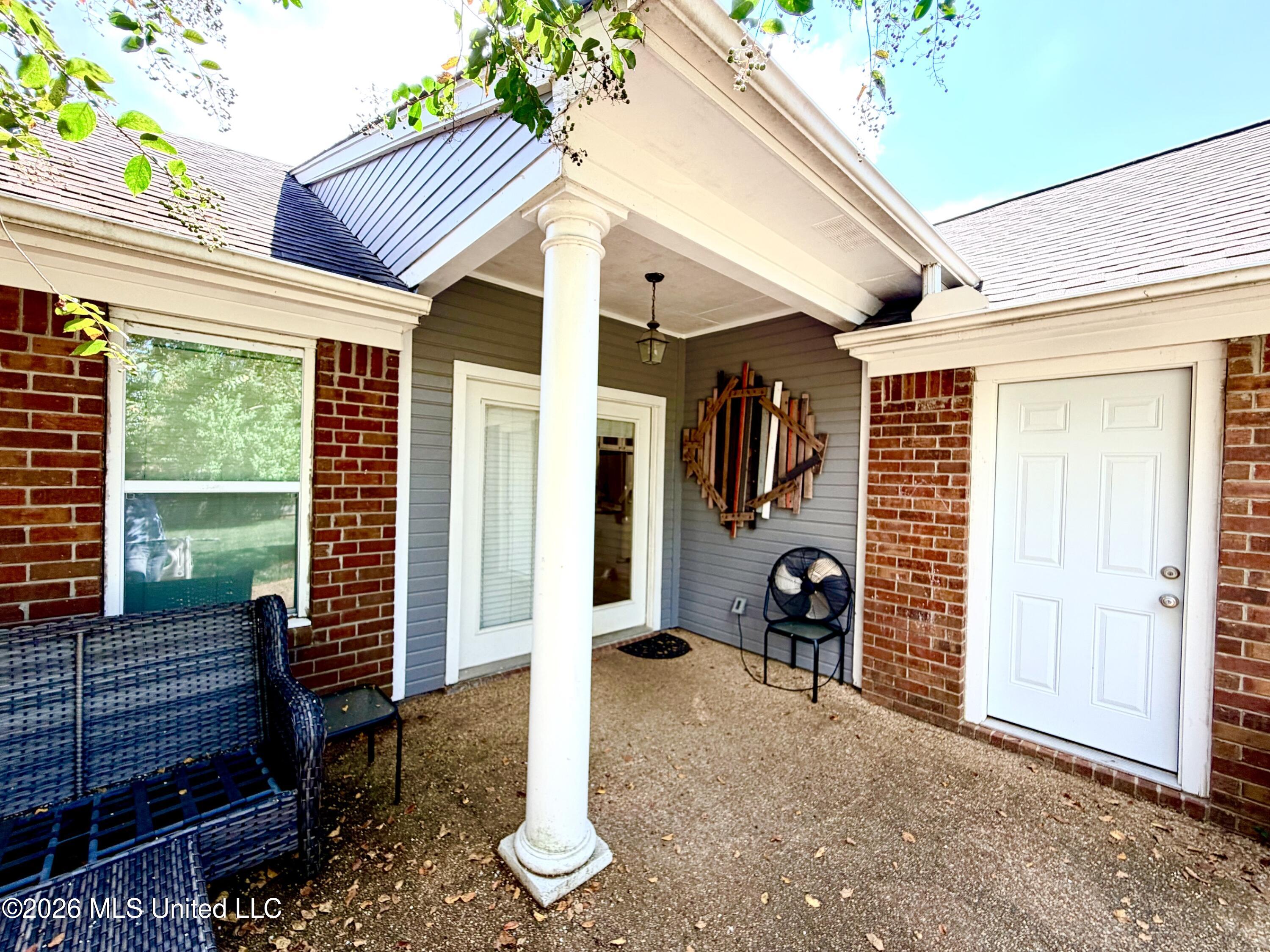 1008 Stonehendge Drive Property Photo 5