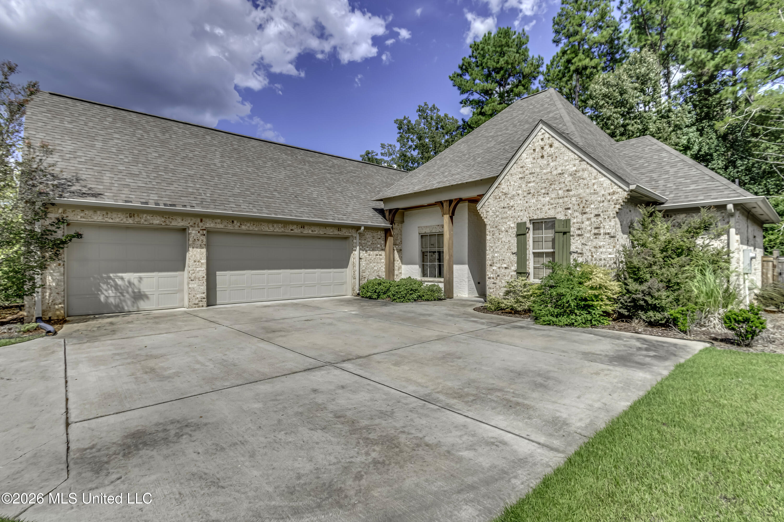 189 Stone Creek Drive Property Photo 2